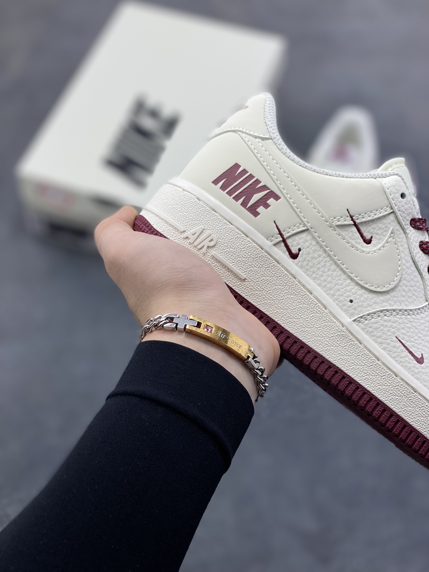 图片[6]-Nike Air Force 1 ‘07 Low “奶白酒红” 空军一号 高端定制 低帮 运动鞋 奶白作底，是未染杂色的松弛感——像清晨铺在窗台的薄光，裹着软质皮革的细腻肌理，把日常的随性揉进鞋型里。酒红作缀，是藏在温柔里的复古棱角：鞋带上的暗纹、鞋边的深调包边，连鞋身叠勾都晕着同色系的哑光质感，像旧唱片里跳脱的音符，让素净多了几分沉淀的韵味 货号：GX3170-108 尺码：36 36.5 37.5 38 38.5 39 40 40.5 41 42 42.5 43 44 44.5 45-选品中心
