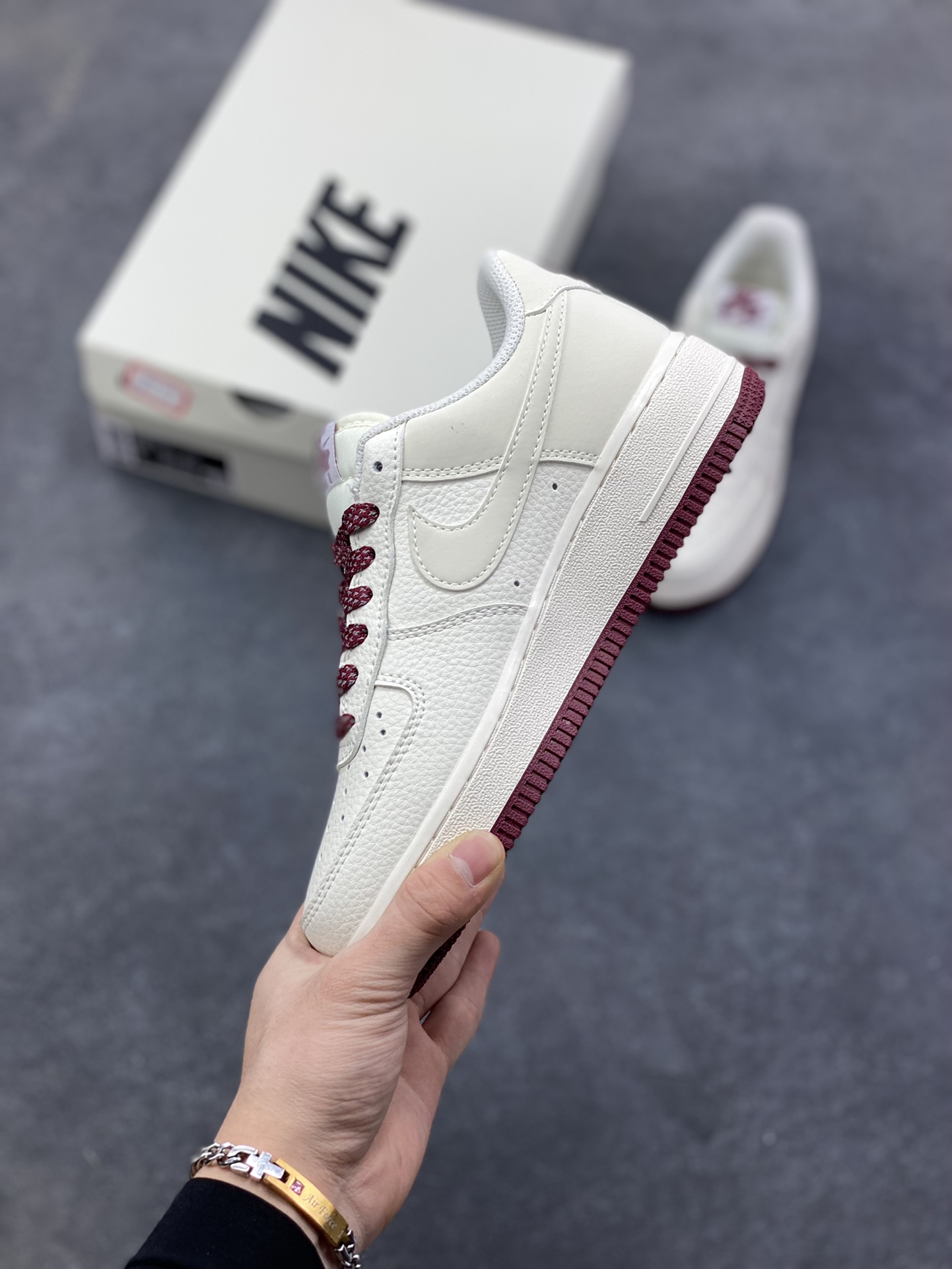 图片[3]-Nike Air Force 1 ‘07 Low “奶白酒红” 空军一号 高端定制 低帮 运动鞋 奶白作底，是未染杂色的松弛感——像清晨铺在窗台的薄光，裹着软质皮革的细腻肌理，把日常的随性揉进鞋型里。酒红作缀，是藏在温柔里的复古棱角：鞋带上的暗纹、鞋边的深调包边，连鞋身叠勾都晕着同色系的哑光质感，像旧唱片里跳脱的音符，让素净多了几分沉淀的韵味 货号：GX3170-108 尺码：36 36.5 37.5 38 38.5 39 40 40.5 41 42 42.5 43 44 44.5 45-选品中心