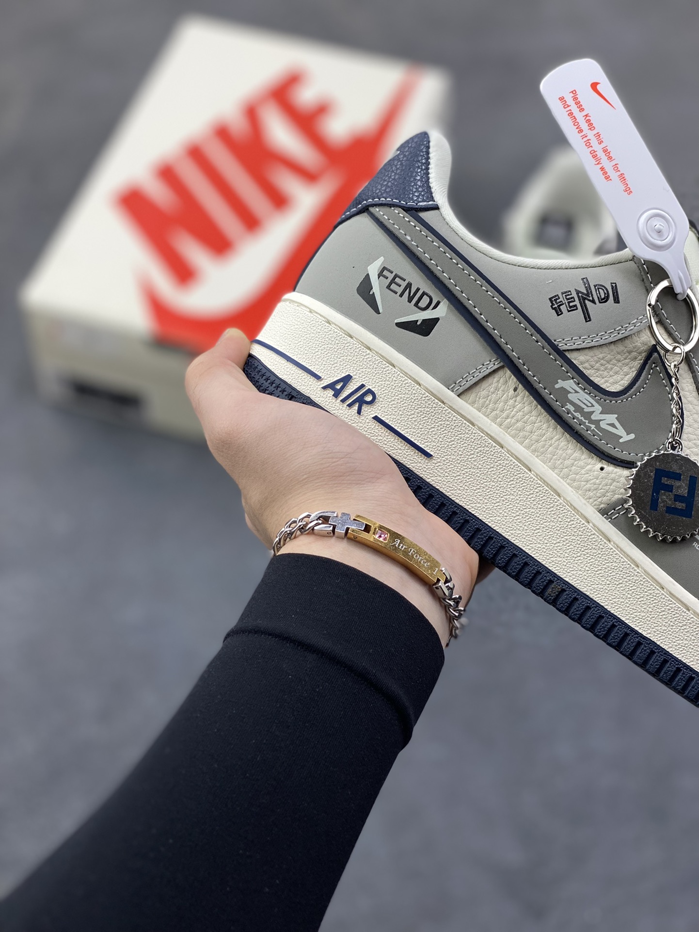 图片[6]-Nike Air Force 1 ‘07 Low “芬迪联名——创意米灰黑”空军一号 高端定制 低帮 运动鞋 休闲鞋 折边针车 工艺难度大 原楦头原纸板 原装鞋盒 定制五金配件 内置全掌气垫 原厂鞋底 货号：DF0188-110 尺码：36 36.5 37.5 38 38.5 39 40 40.5 41 42 42.5 43 44 44.5 45-选品中心
