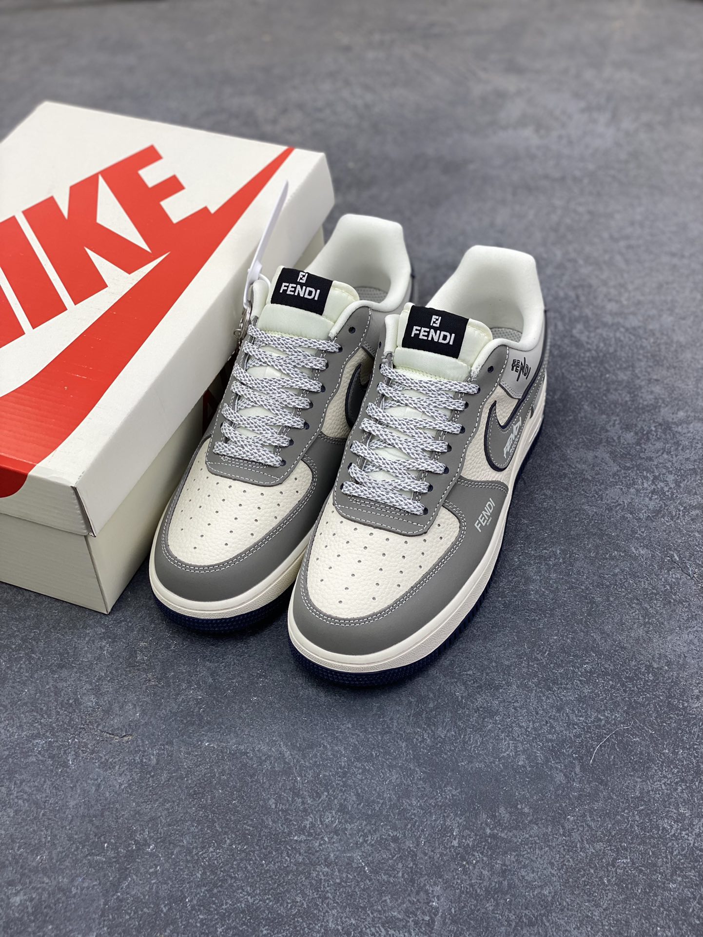 图片[8]-Nike Air Force 1 ‘07 Low “芬迪联名——创意米灰黑”空军一号 高端定制 低帮 运动鞋 休闲鞋 折边针车 工艺难度大 原楦头原纸板 原装鞋盒 定制五金配件 内置全掌气垫 原厂鞋底 货号：DF0188-110 尺码：36 36.5 37.5 38 38.5 39 40 40.5 41 42 42.5 43 44 44.5 45-选品中心
