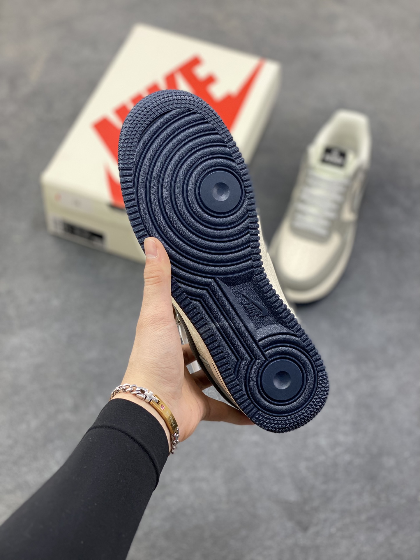 图片[5]-Nike Air Force 1 ‘07 Low “芬迪联名——创意米灰黑”空军一号 高端定制 低帮 运动鞋 休闲鞋 折边针车 工艺难度大 原楦头原纸板 原装鞋盒 定制五金配件 内置全掌气垫 原厂鞋底 货号：DF0188-110 尺码：36 36.5 37.5 38 38.5 39 40 40.5 41 42 42.5 43 44 44.5 45-选品中心