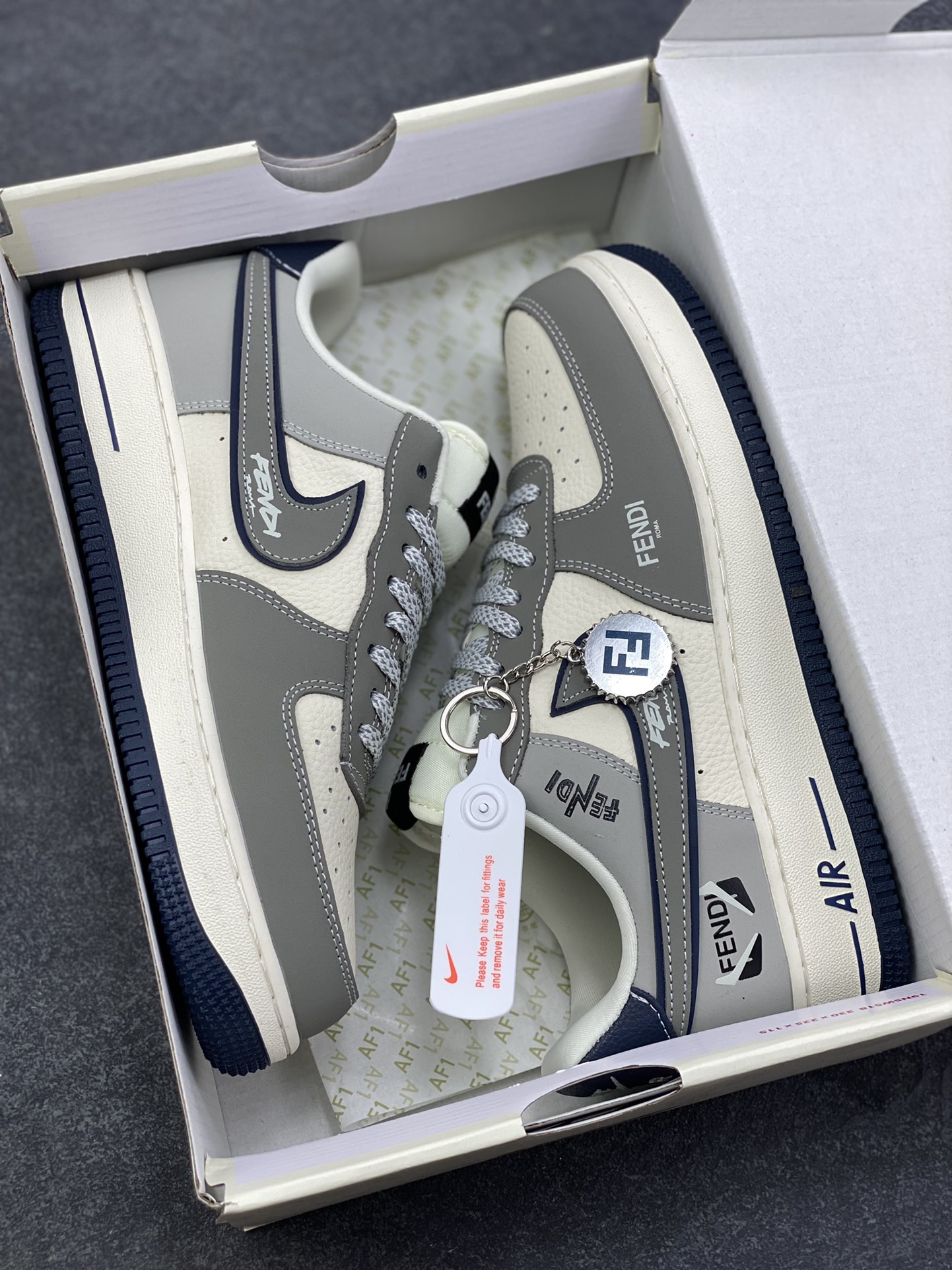 图片[9]-Nike Air Force 1 ‘07 Low “芬迪联名——创意米灰黑”空军一号 高端定制 低帮 运动鞋 休闲鞋 折边针车 工艺难度大 原楦头原纸板 原装鞋盒 定制五金配件 内置全掌气垫 原厂鞋底 货号：DF0188-110 尺码：36 36.5 37.5 38 38.5 39 40 40.5 41 42 42.5 43 44 44.5 45-选品中心