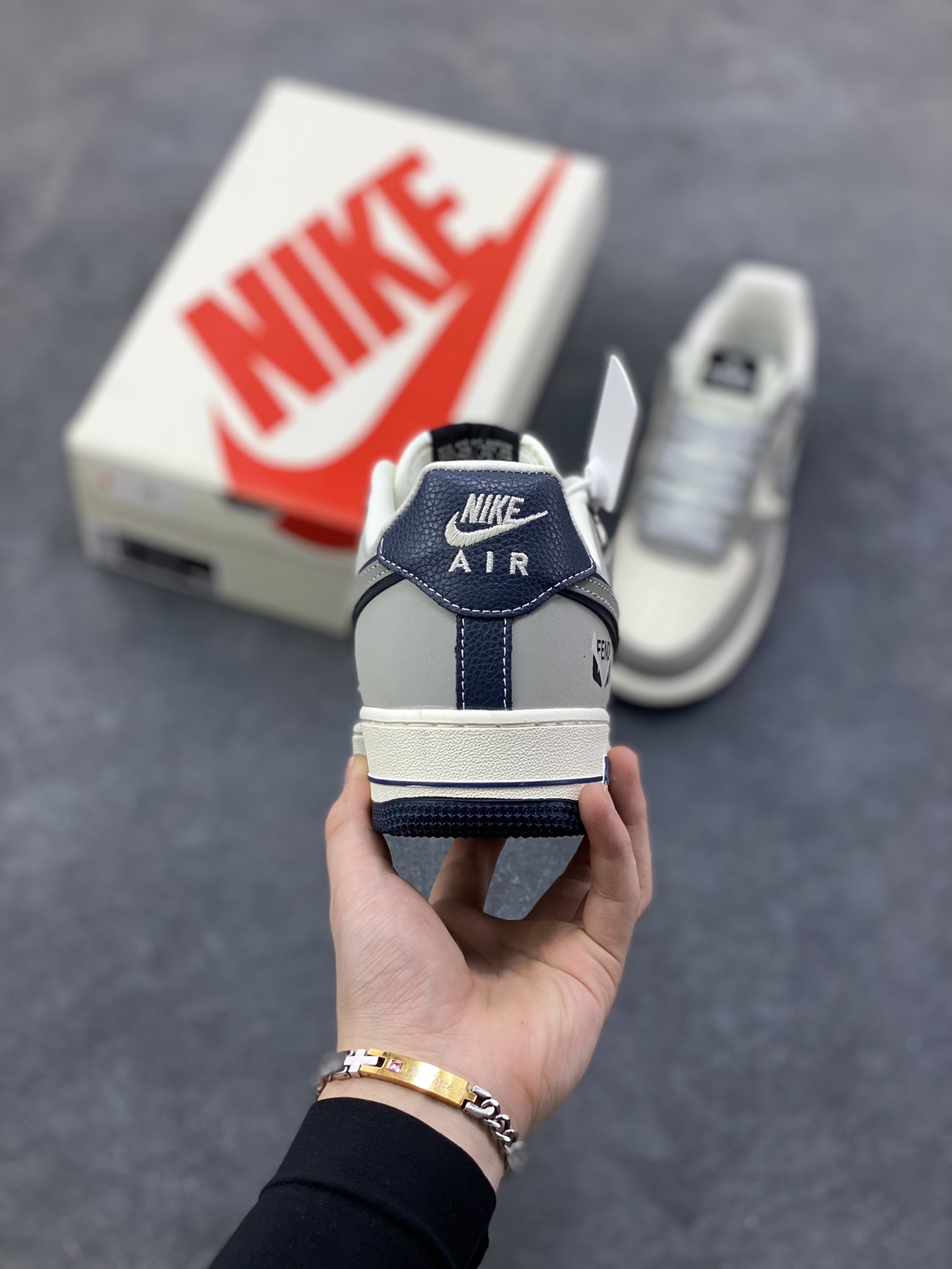 图片[4]-Nike Air Force 1 ‘07 Low “芬迪联名——创意米灰黑”空军一号 高端定制 低帮 运动鞋 休闲鞋 折边针车 工艺难度大 原楦头原纸板 原装鞋盒 定制五金配件 内置全掌气垫 原厂鞋底 货号：DF0188-110 尺码：36 36.5 37.5 38 38.5 39 40 40.5 41 42 42.5 43 44 44.5 45-选品中心