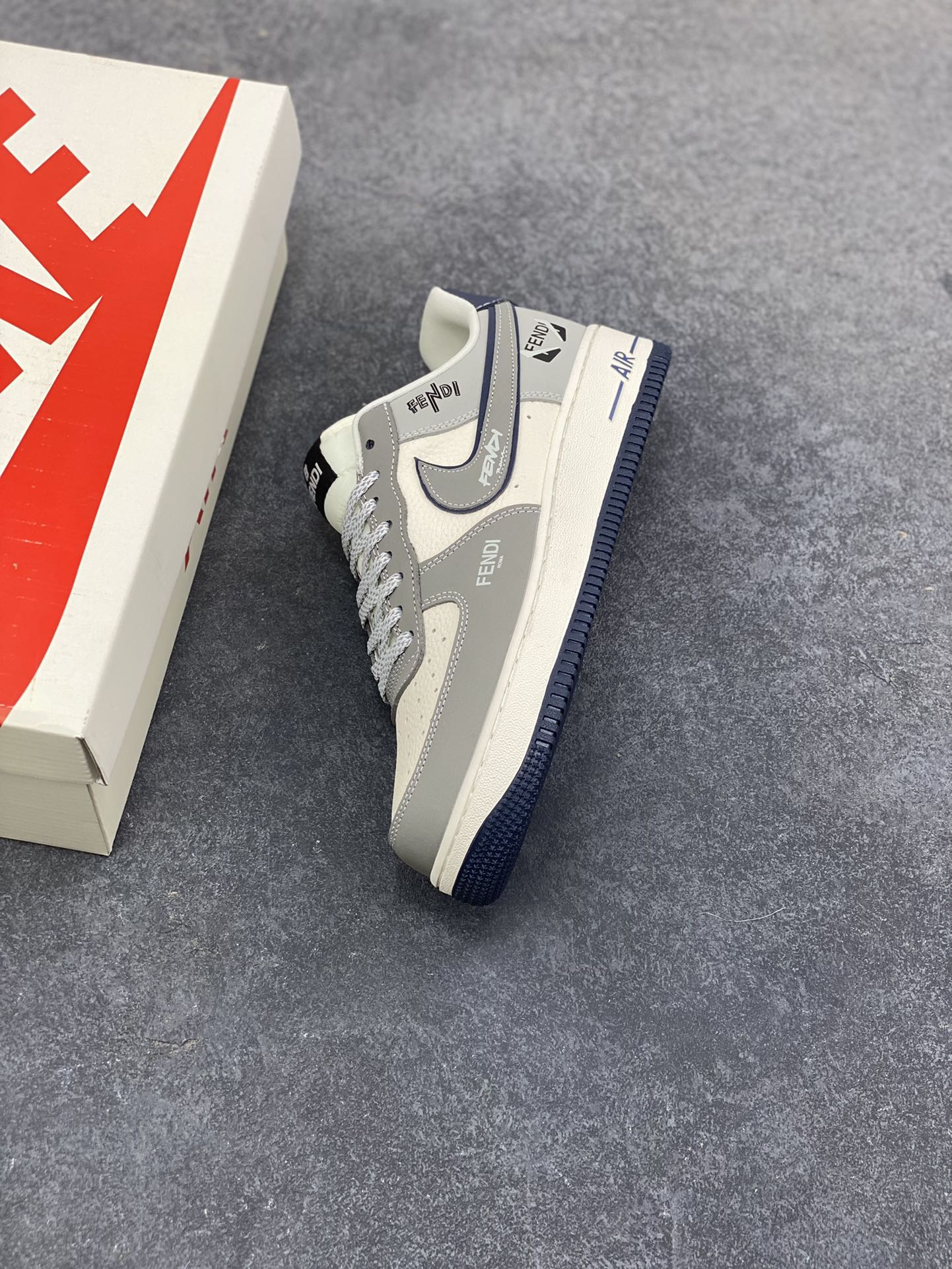 图片[7]-Nike Air Force 1 ‘07 Low “芬迪联名——创意米灰黑”空军一号 高端定制 低帮 运动鞋 休闲鞋 折边针车 工艺难度大 原楦头原纸板 原装鞋盒 定制五金配件 内置全掌气垫 原厂鞋底 货号：DF0188-110 尺码：36 36.5 37.5 38 38.5 39 40 40.5 41 42 42.5 43 44 44.5 45-选品中心