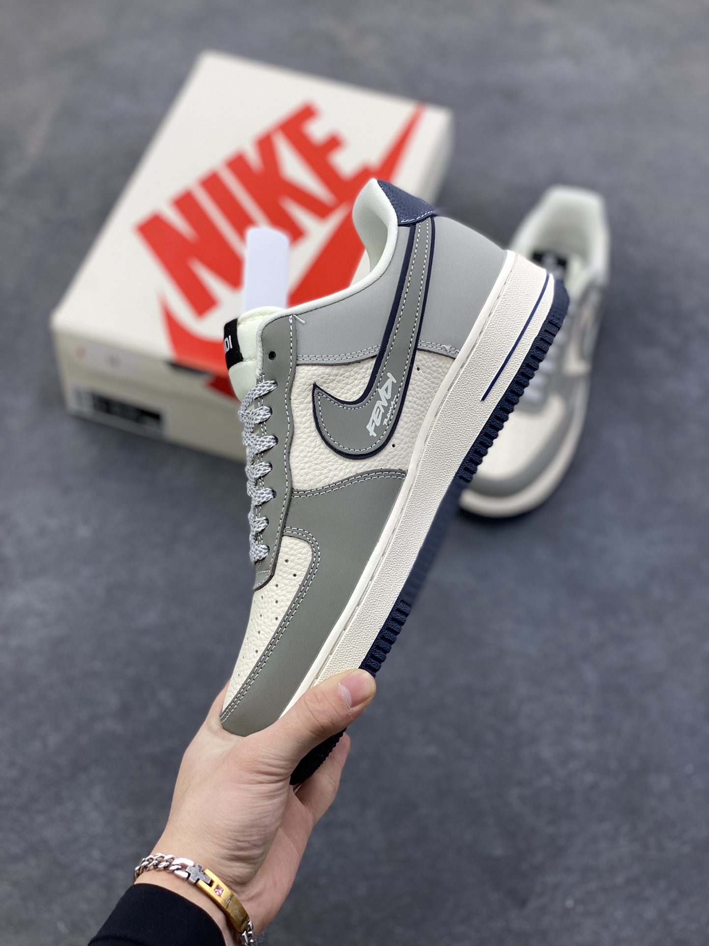 图片[3]-Nike Air Force 1 ‘07 Low “芬迪联名——创意米灰黑”空军一号 高端定制 低帮 运动鞋 休闲鞋 折边针车 工艺难度大 原楦头原纸板 原装鞋盒 定制五金配件 内置全掌气垫 原厂鞋底 货号：DF0188-110 尺码：36 36.5 37.5 38 38.5 39 40 40.5 41 42 42.5 43 44 44.5 45-选品中心