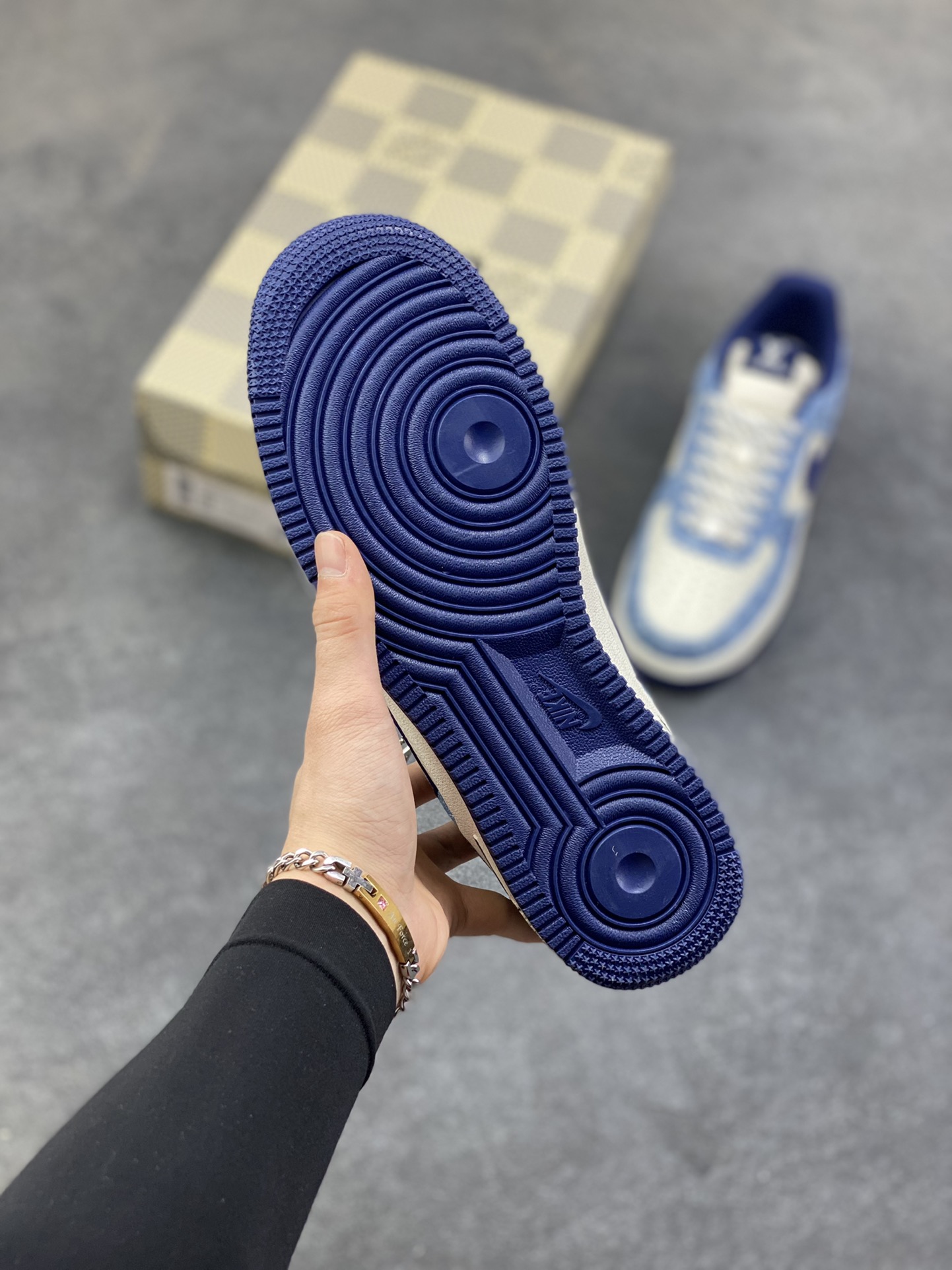 图片[5]-NIke Air Force 1 ‘07 Low “LV联名—经典蓝牛仔” 空军一号低帮 运动鞋 休闲鞋 折边针车 工艺难度大 原楦头原纸板 高端定制鞋盒 原厂鞋底 超高清洁度 细节完美 货号：NH0601-578 尺码：36 36.5 37.5 38 38.5 39 40 40.5 41 42 42.5 43 44 44.5 45-选品中心