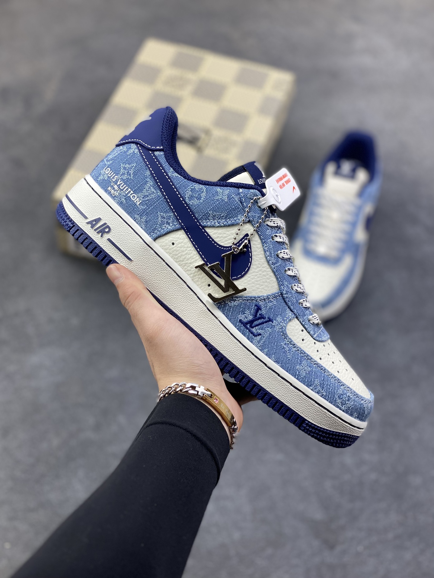 NIke Air Force 1 ‘07 Low “LV联名—经典蓝牛仔” 空军一号低帮 运动鞋 休闲鞋 折边针车 工艺难度大 原楦头原纸板 高端定制鞋盒 原厂鞋底 超高清洁度 细节完美 货号：NH0601-578 尺码：36 36.5 37.5 38 38.5 39 40 40.5 41 42 42.5 43 44 44.5 45-选品中心