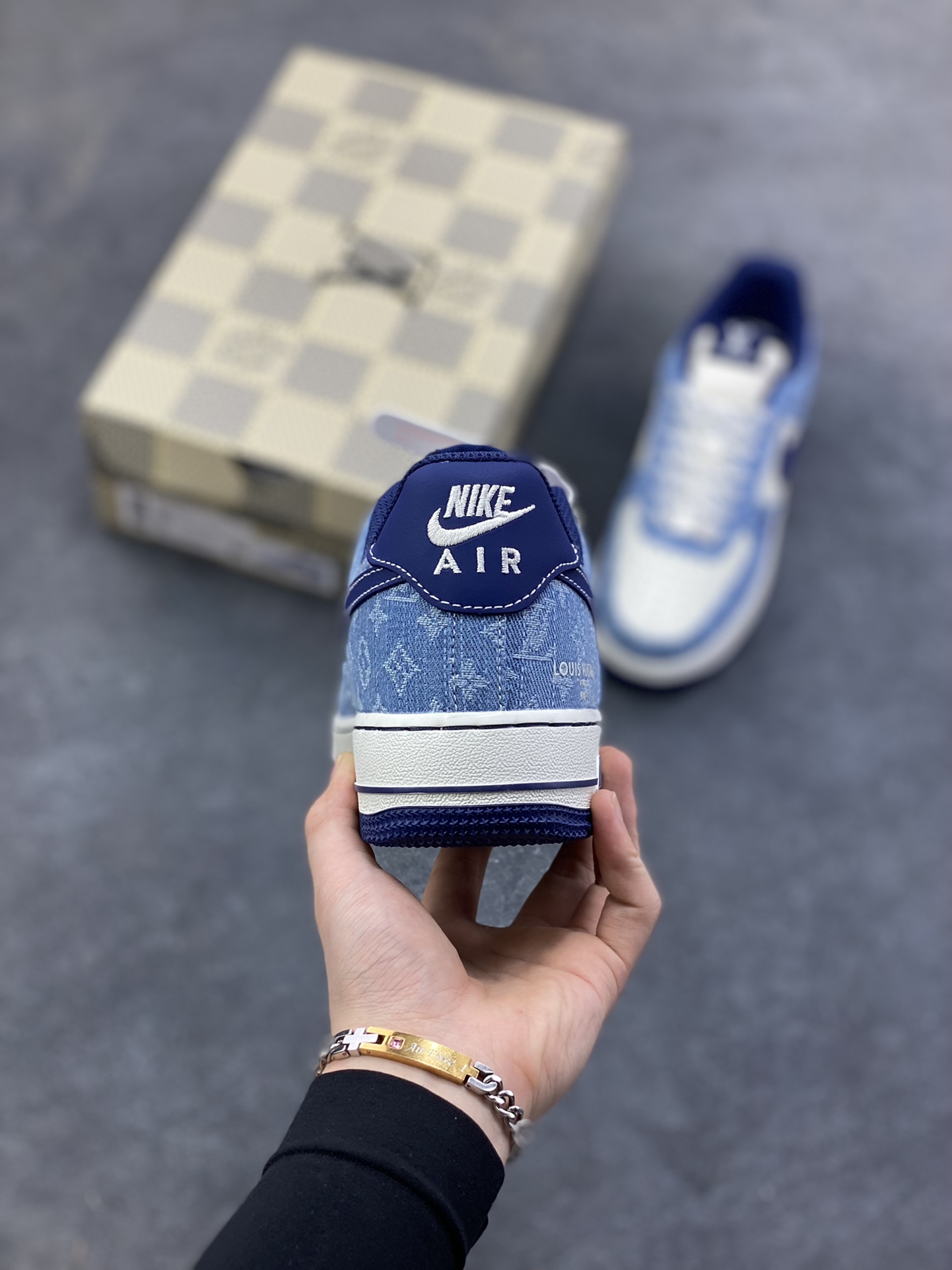 图片[4]-NIke Air Force 1 ‘07 Low “LV联名—经典蓝牛仔” 空军一号低帮 运动鞋 休闲鞋 折边针车 工艺难度大 原楦头原纸板 高端定制鞋盒 原厂鞋底 超高清洁度 细节完美 货号：NH0601-578 尺码：36 36.5 37.5 38 38.5 39 40 40.5 41 42 42.5 43 44 44.5 45-选品中心