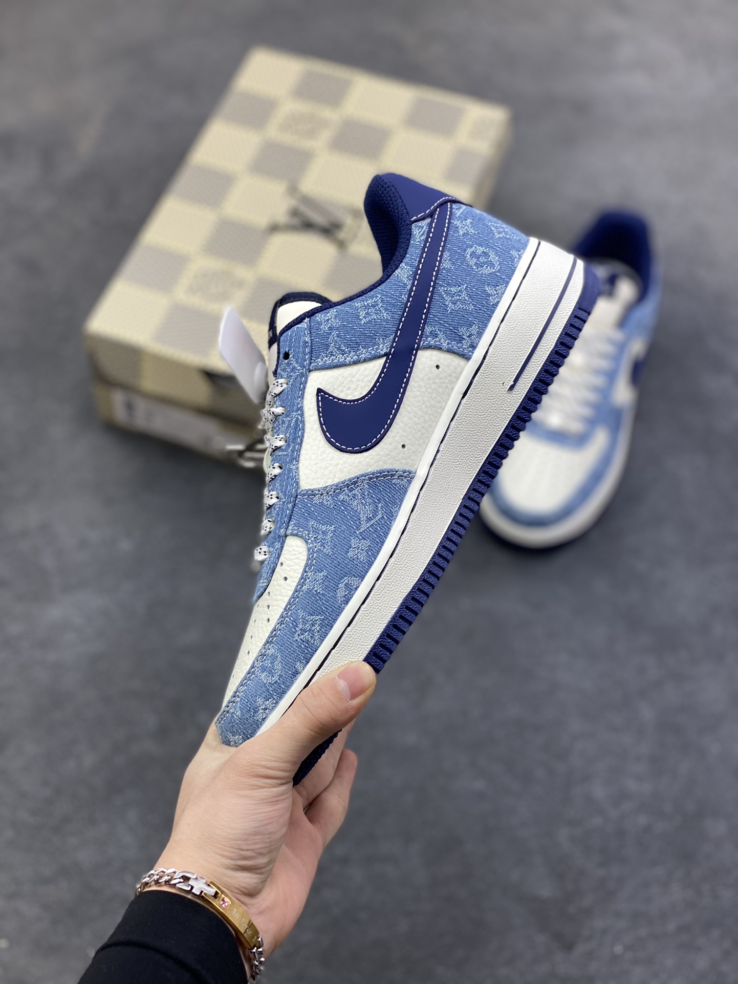图片[3]-NIke Air Force 1 ‘07 Low “LV联名—经典蓝牛仔” 空军一号低帮 运动鞋 休闲鞋 折边针车 工艺难度大 原楦头原纸板 高端定制鞋盒 原厂鞋底 超高清洁度 细节完美 货号：NH0601-578 尺码：36 36.5 37.5 38 38.5 39 40 40.5 41 42 42.5 43 44 44.5 45-选品中心