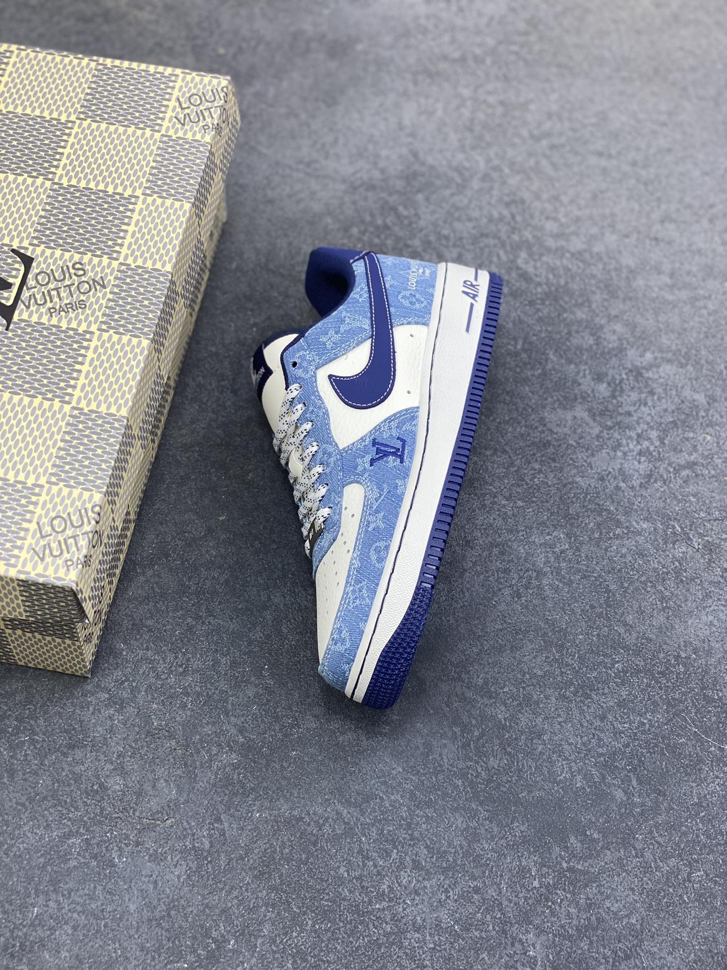 图片[7]-NIke Air Force 1 ‘07 Low “LV联名—经典蓝牛仔” 空军一号低帮 运动鞋 休闲鞋 折边针车 工艺难度大 原楦头原纸板 高端定制鞋盒 原厂鞋底 超高清洁度 细节完美 货号：NH0601-578 尺码：36 36.5 37.5 38 38.5 39 40 40.5 41 42 42.5 43 44 44.5 45-选品中心