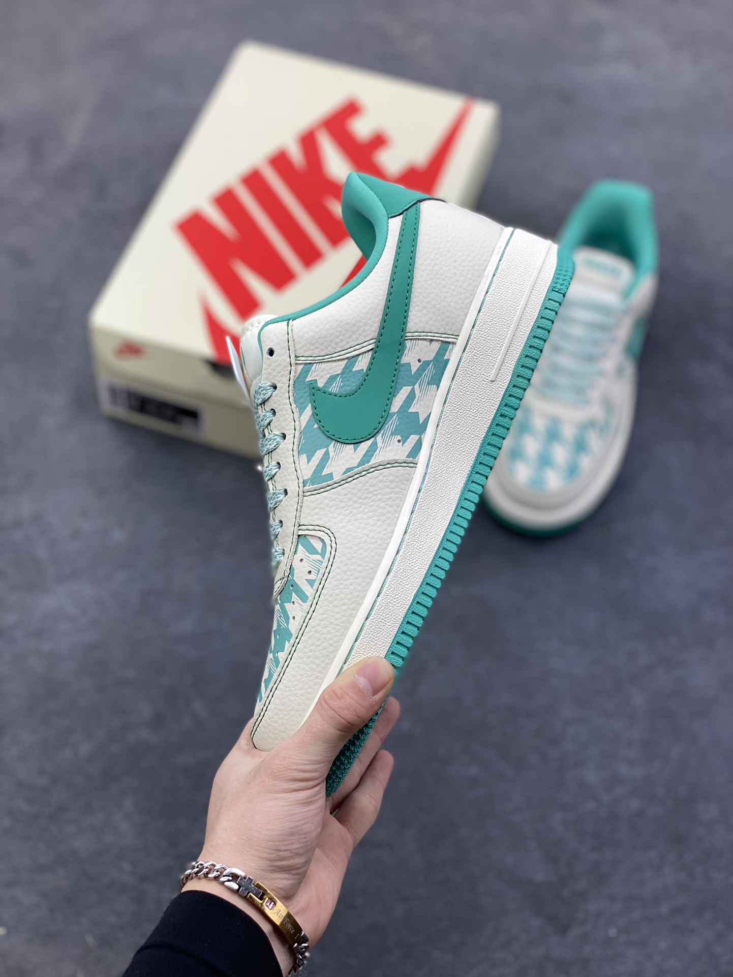 图片[3]-NIke Air Force 1 ‘07 Low “古驰联名——薄荷绿”空军一号 低帮 运动鞋 休闲鞋 折边针车 工艺难度大 原楦头原纸板 原装鞋盒 定制五金配件 内置全掌气垫 原厂鞋底 货号：XL1979-124 尺码：36 36.5 37.5 38 38.5 39 40 40.5 41 42 42.5 43 44 44.5 45-选品中心