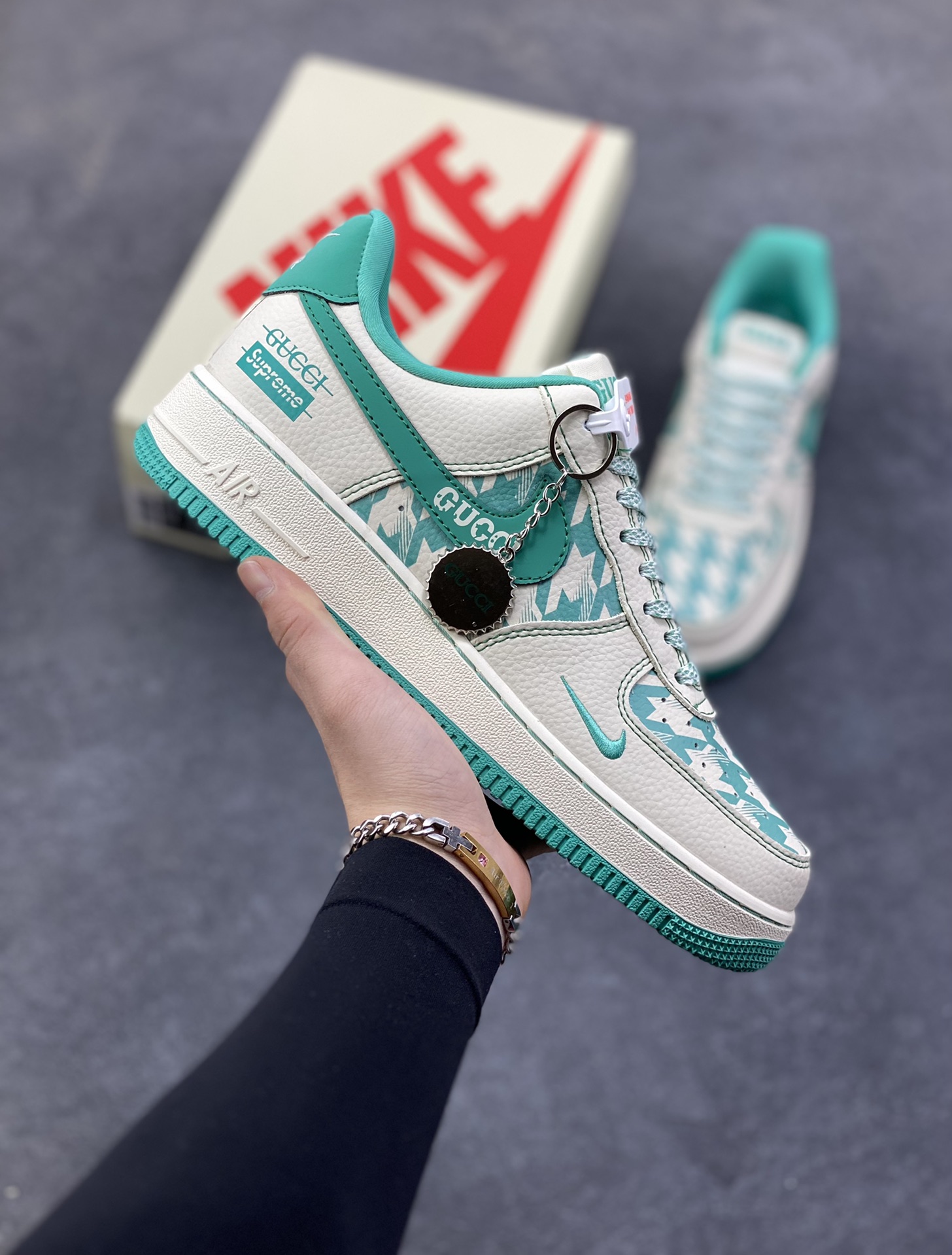 NIke Air Force 1 ‘07 Low “古驰联名——薄荷绿”空军一号 低帮 运动鞋 休闲鞋 折边针车 工艺难度大 原楦头原纸板 原装鞋盒 定制五金配件 内置全掌气垫 原厂鞋底 货号：XL1979-124 尺码：36 36.5 37.5 38 38.5 39 40 40.5 41 42 42.5 43 44 44.5 45-选品中心