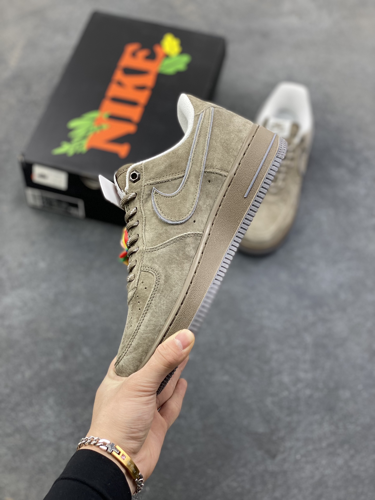 图片[3]-Nike Air Force 1 ‘07 Low “头层猪八拼接” 空军一号 高端定制 低帮 运动鞋 休闲鞋 折边针车 工艺难度大 原楦头原纸板 原装鞋盒 定制五金配件 内置全掌气垫 原厂鞋底 货号：DY9867-103 尺码：36 36.5 37.5 38 38.5 39 40 40.5 41 42 42.5 43 44 44.5 45-选品中心