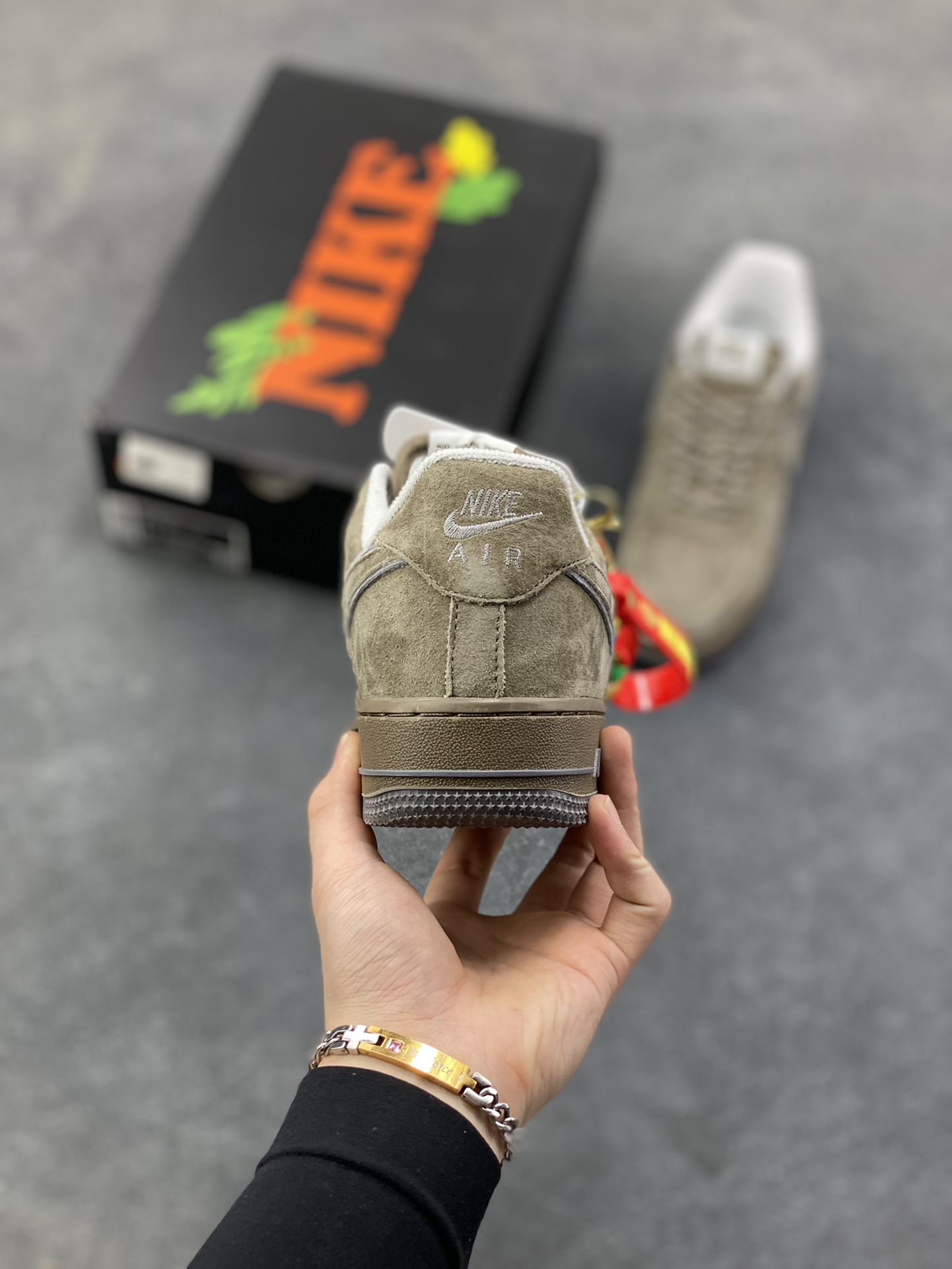 图片[4]-Nike Air Force 1 ‘07 Low “头层猪八拼接” 空军一号 高端定制 低帮 运动鞋 休闲鞋 折边针车 工艺难度大 原楦头原纸板 原装鞋盒 定制五金配件 内置全掌气垫 原厂鞋底 货号：DY9867-103 尺码：36 36.5 37.5 38 38.5 39 40 40.5 41 42 42.5 43 44 44.5 45-选品中心