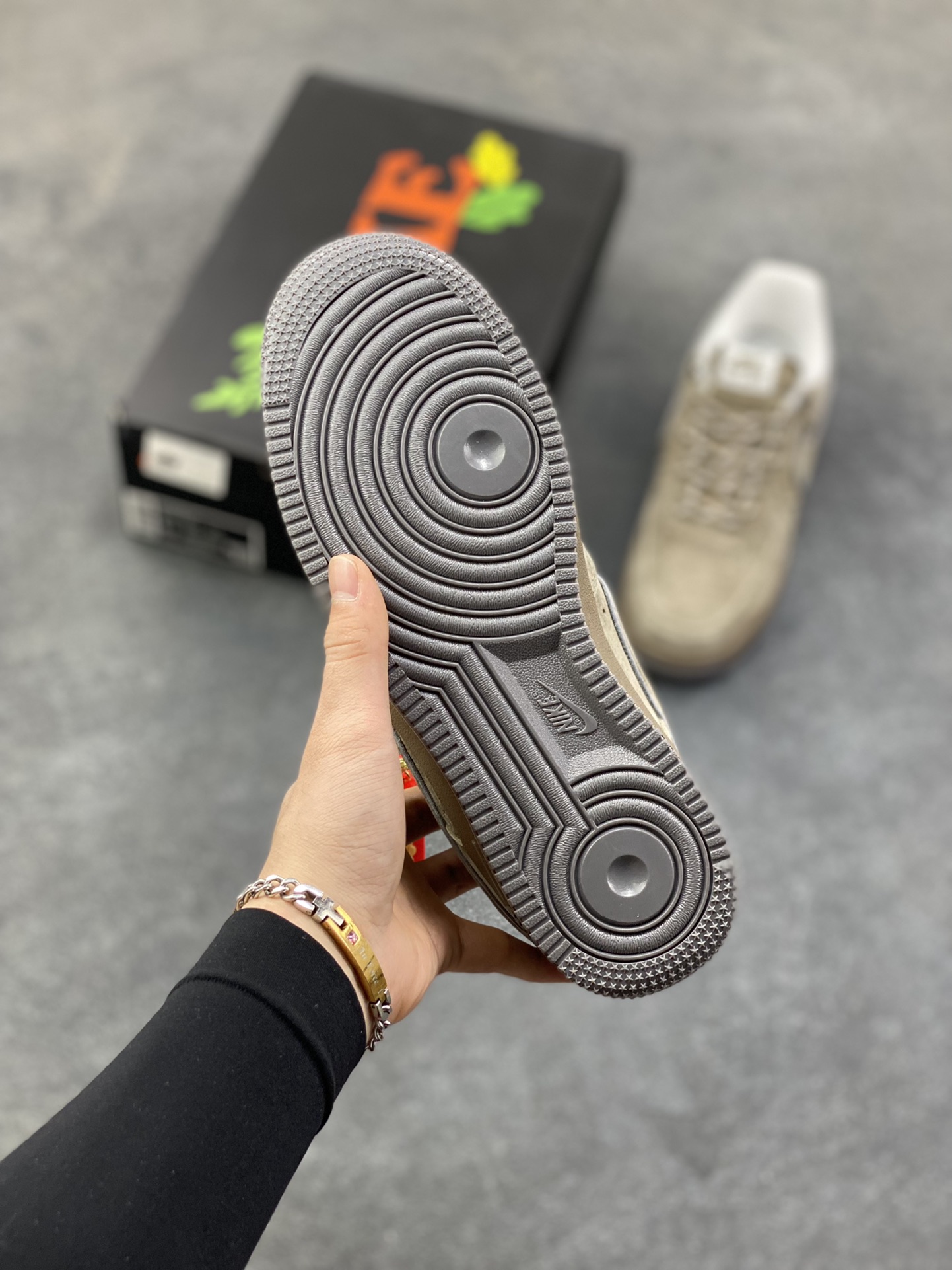 图片[5]-Nike Air Force 1 ‘07 Low “头层猪八拼接” 空军一号 高端定制 低帮 运动鞋 休闲鞋 折边针车 工艺难度大 原楦头原纸板 原装鞋盒 定制五金配件 内置全掌气垫 原厂鞋底 货号：DY9867-103 尺码：36 36.5 37.5 38 38.5 39 40 40.5 41 42 42.5 43 44 44.5 45-选品中心