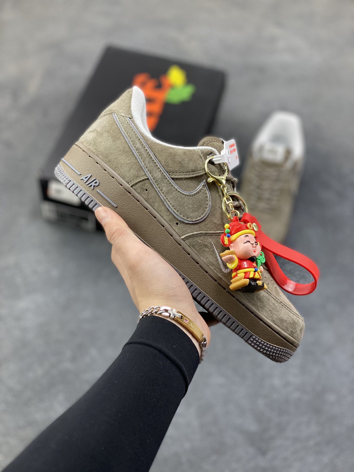Nike Air Force 1 ‘07 Low “头层猪八拼接” 空军一号 高端定制 低帮 运动鞋 休闲鞋 折边针车 工艺难度大 原楦头原纸板 原装鞋盒 定制五金配件 内置全掌气垫 原厂鞋底 货号：DY9867-103 尺码：36 36.5 37.5 38 38.5 39 40 40.5 41 42 42.5 43 44 44.5 45-选品中心