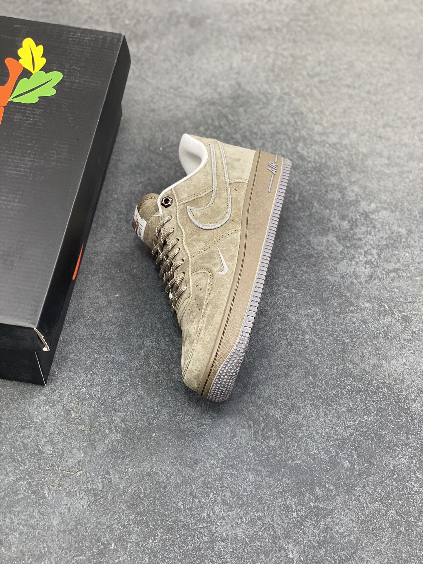 图片[7]-Nike Air Force 1 ‘07 Low “头层猪八拼接” 空军一号 高端定制 低帮 运动鞋 休闲鞋 折边针车 工艺难度大 原楦头原纸板 原装鞋盒 定制五金配件 内置全掌气垫 原厂鞋底 货号：DY9867-103 尺码：36 36.5 37.5 38 38.5 39 40 40.5 41 42 42.5 43 44 44.5 45-选品中心
