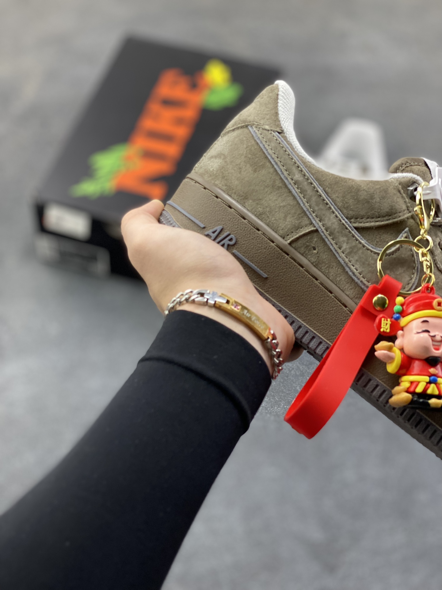 图片[6]-Nike Air Force 1 ‘07 Low “头层猪八拼接” 空军一号 高端定制 低帮 运动鞋 休闲鞋 折边针车 工艺难度大 原楦头原纸板 原装鞋盒 定制五金配件 内置全掌气垫 原厂鞋底 货号：DY9867-103 尺码：36 36.5 37.5 38 38.5 39 40 40.5 41 42 42.5 43 44 44.5 45-选品中心