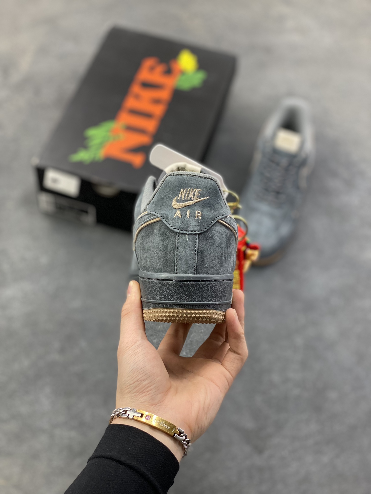 图片[4]-Nike Air Force 1 ‘07 Low “头层猪八拼接” 空军一号 高端定制 低帮 运动鞋 休闲鞋 折边针车 工艺难度大 原楦头原纸板 原装鞋盒 定制五金配件 内置全掌气垫 原厂鞋底 货号：DY9867-101 尺码：36 36.5 37.5 38 38.5 39 40 40.5 41 42 42.5 43 44 44.5 45-选品中心