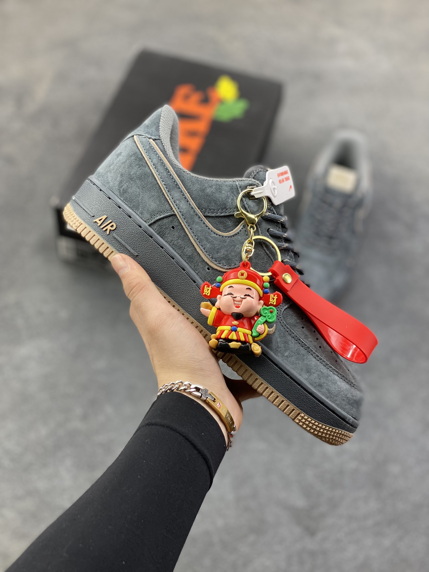Nike Air Force 1 ‘07 Low “头层猪八拼接” 空军一号 高端定制 低帮 运动鞋 休闲鞋 折边针车 工艺难度大 原楦头原纸板 原装鞋盒 定制五金配件 内置全掌气垫 原厂鞋底 货号：DY9867-101 尺码：36 36.5 37.5 38 38.5 39 40 40.5 41 42 42.5 43 44 44.5 45-选品中心