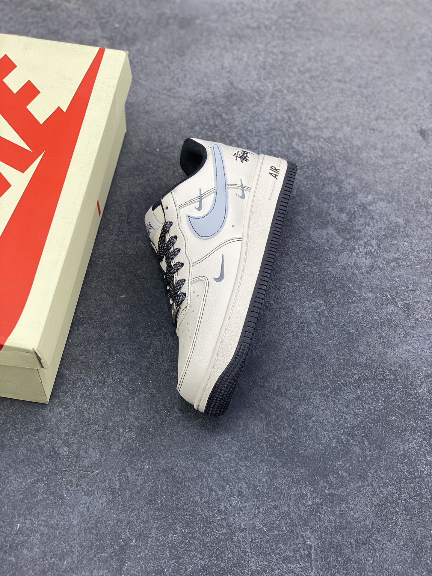 图片[7]-NIke Air Force 1 ‘07 Low “斯图西联名——刺绣小三勾”空军一号 低帮 运动鞋 休闲鞋 折边针车 工艺难度大 原楦头原纸板 原装鞋盒 定制五金配件 内置全掌气垫 原厂鞋底 货号：XZ6188-630 尺码：36 36.5 37.5 38 38.5 39 40 40.5 41 42 42.5 43 44 44.5 45-选品中心