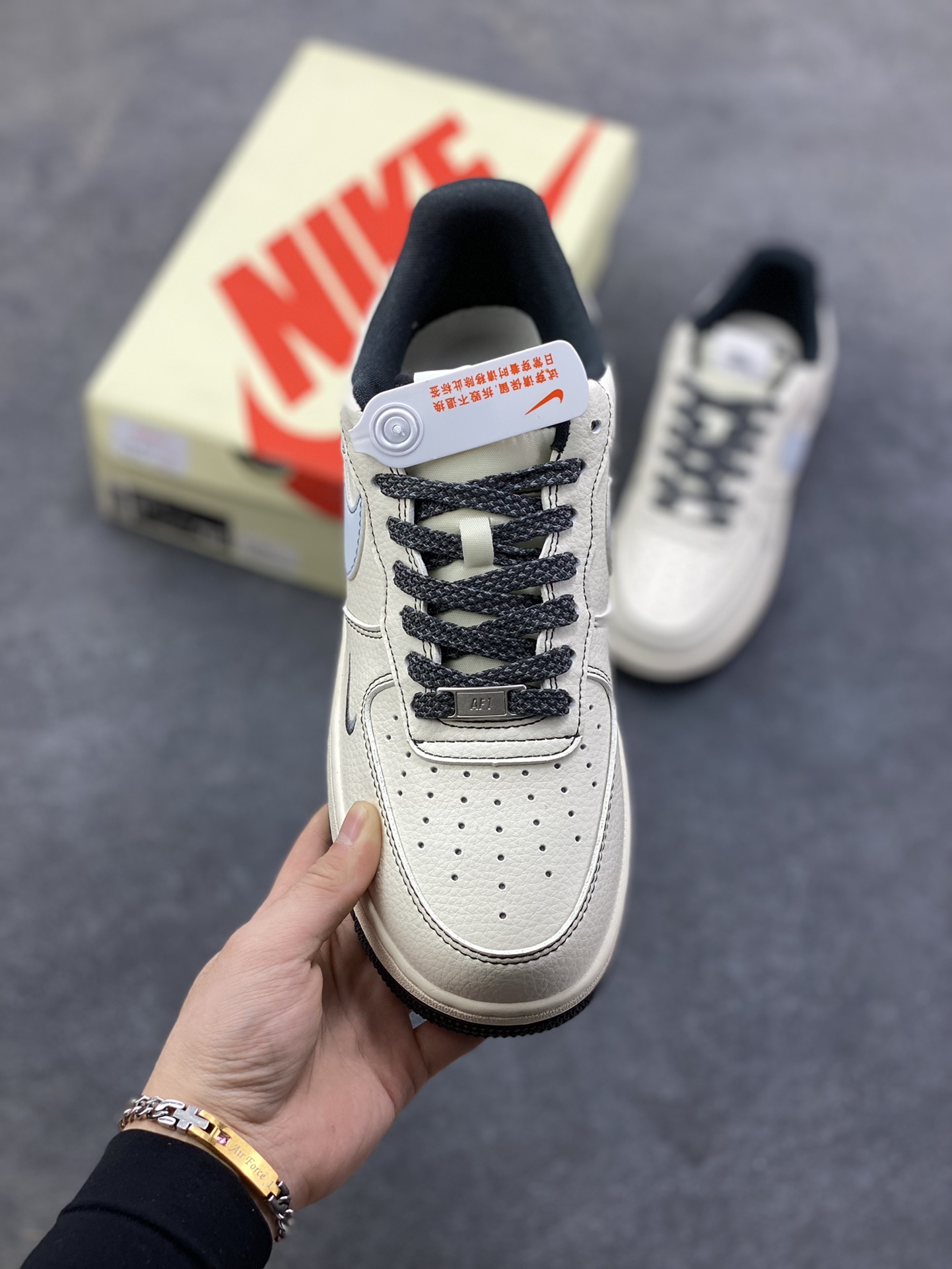 图片[2]-NIke Air Force 1 ‘07 Low “斯图西联名——刺绣小三勾”空军一号 低帮 运动鞋 休闲鞋 折边针车 工艺难度大 原楦头原纸板 原装鞋盒 定制五金配件 内置全掌气垫 原厂鞋底 货号：XZ6188-630 尺码：36 36.5 37.5 38 38.5 39 40 40.5 41 42 42.5 43 44 44.5 45-选品中心