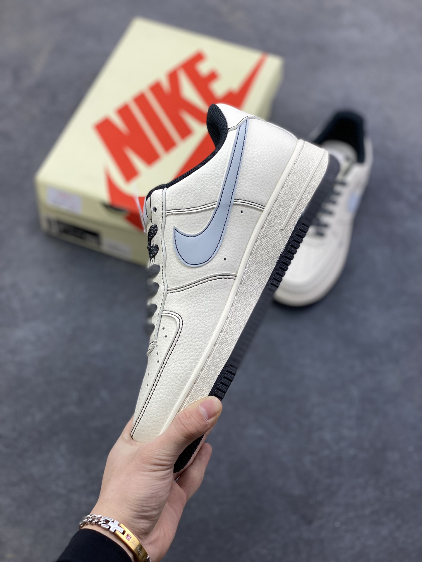 图片[3]-NIke Air Force 1 ‘07 Low “斯图西联名——刺绣小三勾”空军一号 低帮 运动鞋 休闲鞋 折边针车 工艺难度大 原楦头原纸板 原装鞋盒 定制五金配件 内置全掌气垫 原厂鞋底 货号：XZ6188-630 尺码：36 36.5 37.5 38 38.5 39 40 40.5 41 42 42.5 43 44 44.5 45-选品中心
