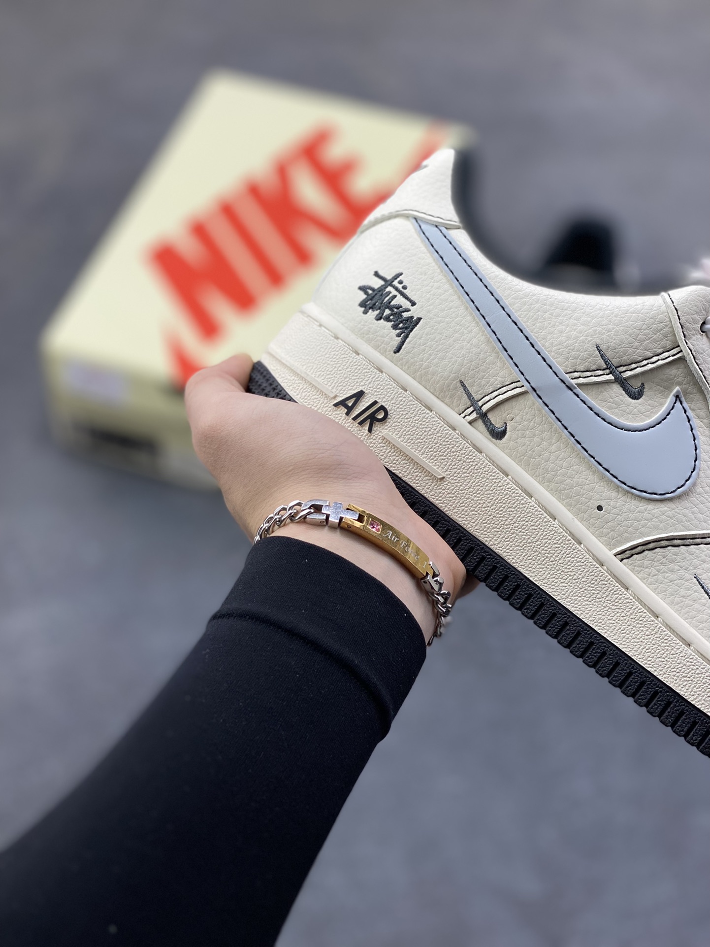 图片[6]-NIke Air Force 1 ‘07 Low “斯图西联名——刺绣小三勾”空军一号 低帮 运动鞋 休闲鞋 折边针车 工艺难度大 原楦头原纸板 原装鞋盒 定制五金配件 内置全掌气垫 原厂鞋底 货号：XZ6188-630 尺码：36 36.5 37.5 38 38.5 39 40 40.5 41 42 42.5 43 44 44.5 45-选品中心