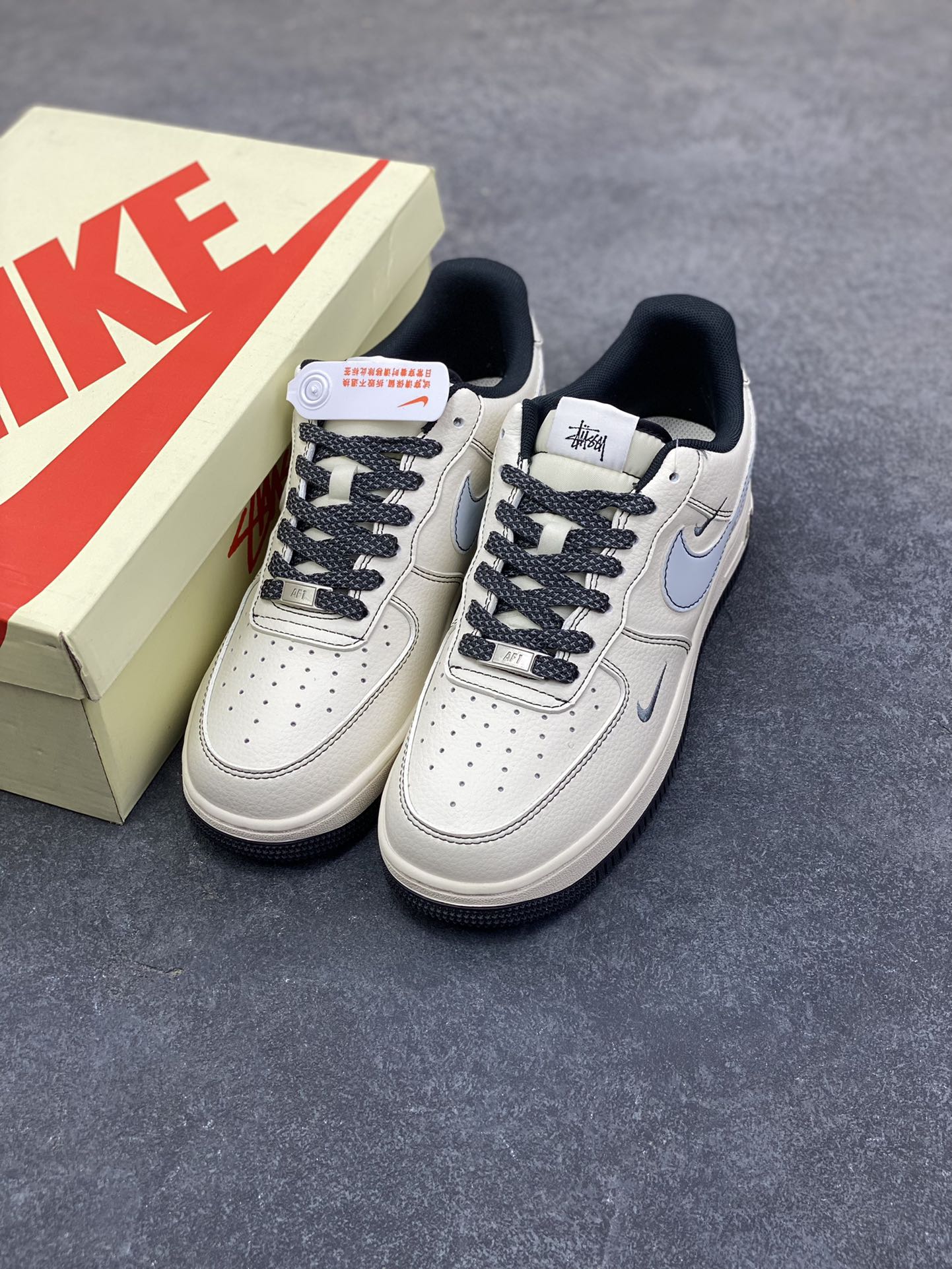 图片[8]-NIke Air Force 1 ‘07 Low “斯图西联名——刺绣小三勾”空军一号 低帮 运动鞋 休闲鞋 折边针车 工艺难度大 原楦头原纸板 原装鞋盒 定制五金配件 内置全掌气垫 原厂鞋底 货号：XZ6188-630 尺码：36 36.5 37.5 38 38.5 39 40 40.5 41 42 42.5 43 44 44.5 45-选品中心