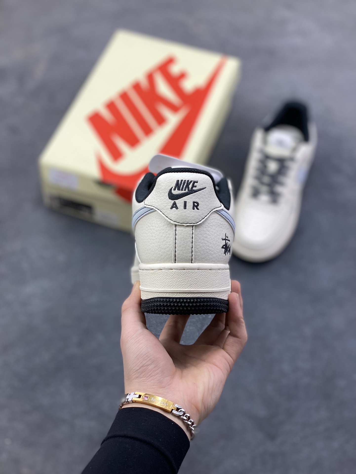 图片[4]-NIke Air Force 1 ‘07 Low “斯图西联名——刺绣小三勾”空军一号 低帮 运动鞋 休闲鞋 折边针车 工艺难度大 原楦头原纸板 原装鞋盒 定制五金配件 内置全掌气垫 原厂鞋底 货号：XZ6188-630 尺码：36 36.5 37.5 38 38.5 39 40 40.5 41 42 42.5 43 44 44.5 45-选品中心