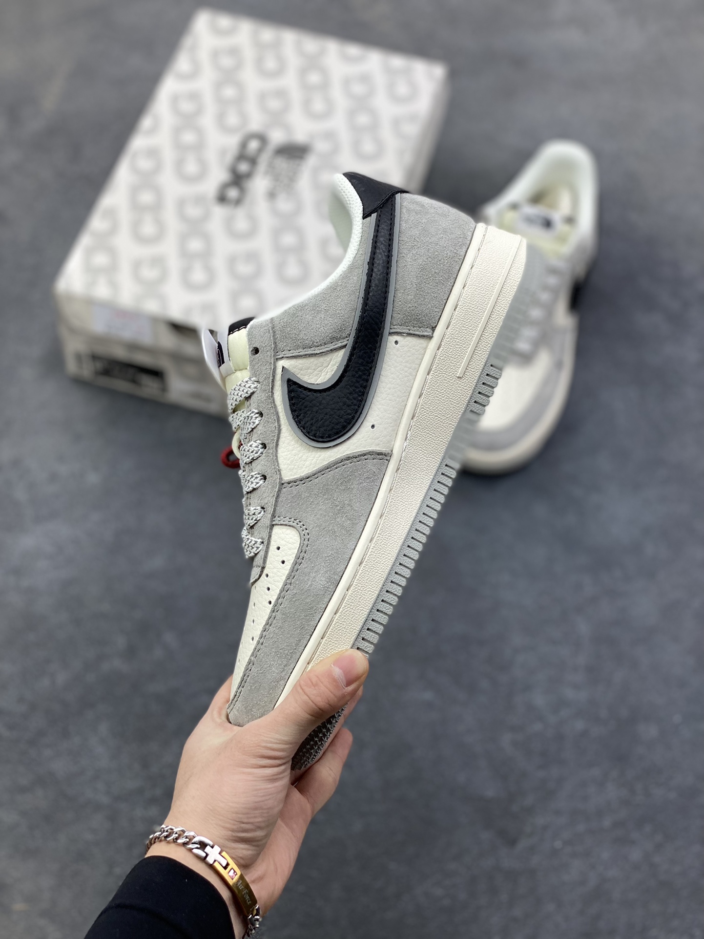 图片[3]-NIke Air Force 1 ‘07 Low “北面联名——灰底灰猪八”空军一号 低帮 运动鞋 休闲鞋 折边针车 工艺难度大 原楦头原纸板 原装鞋盒 定制五金配件 内置全掌气垫 原厂鞋底 货号：XZ6188-763 尺码：36 36.5 37.5 38 38.5 39 40 40.5 41 42 42.5 43 44 44.5 45-选品中心