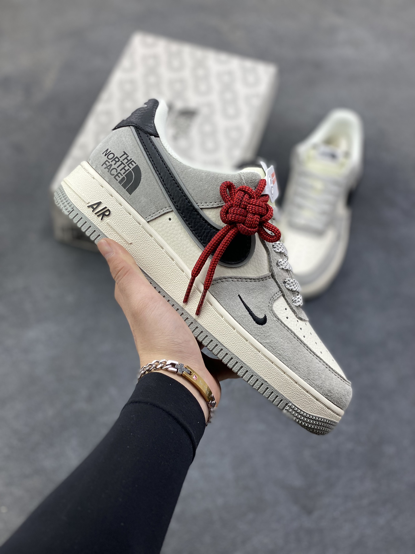 NIke Air Force 1 ‘07 Low “北面联名——灰底灰猪八”空军一号 低帮 运动鞋 休闲鞋 折边针车 工艺难度大 原楦头原纸板 原装鞋盒 定制五金配件 内置全掌气垫 原厂鞋底 货号：XZ6188-763 尺码：36 36.5 37.5 38 38.5 39 40 40.5 41 42 42.5 43 44 44.5 45-选品中心