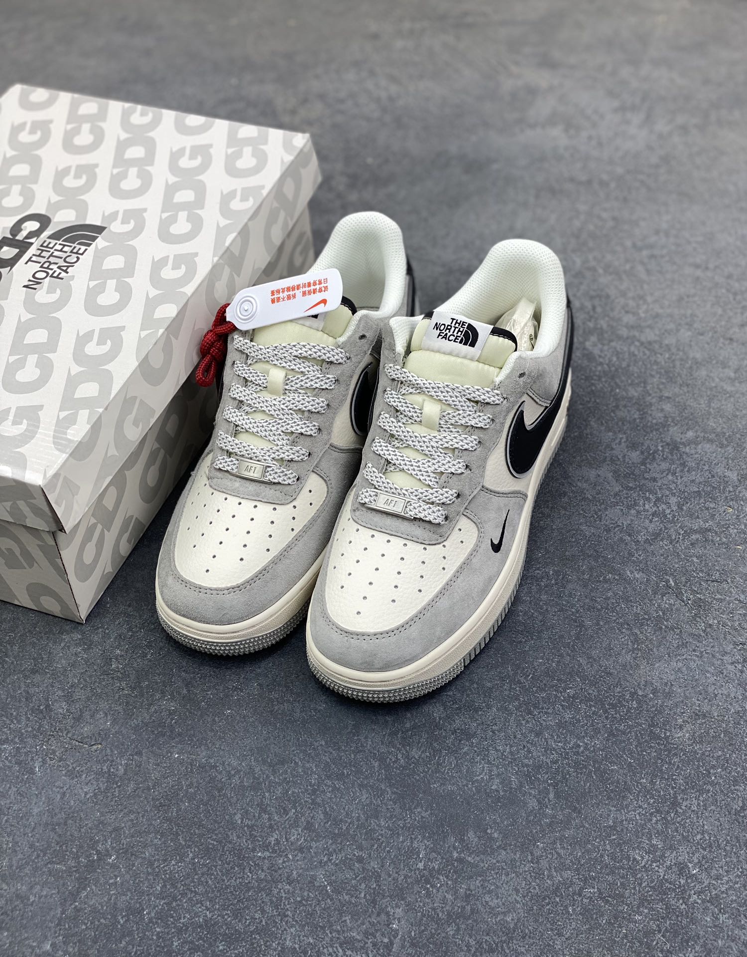 图片[8]-NIke Air Force 1 ‘07 Low “北面联名——灰底灰猪八”空军一号 低帮 运动鞋 休闲鞋 折边针车 工艺难度大 原楦头原纸板 原装鞋盒 定制五金配件 内置全掌气垫 原厂鞋底 货号：XZ6188-763 尺码：36 36.5 37.5 38 38.5 39 40 40.5 41 42 42.5 43 44 44.5 45-选品中心