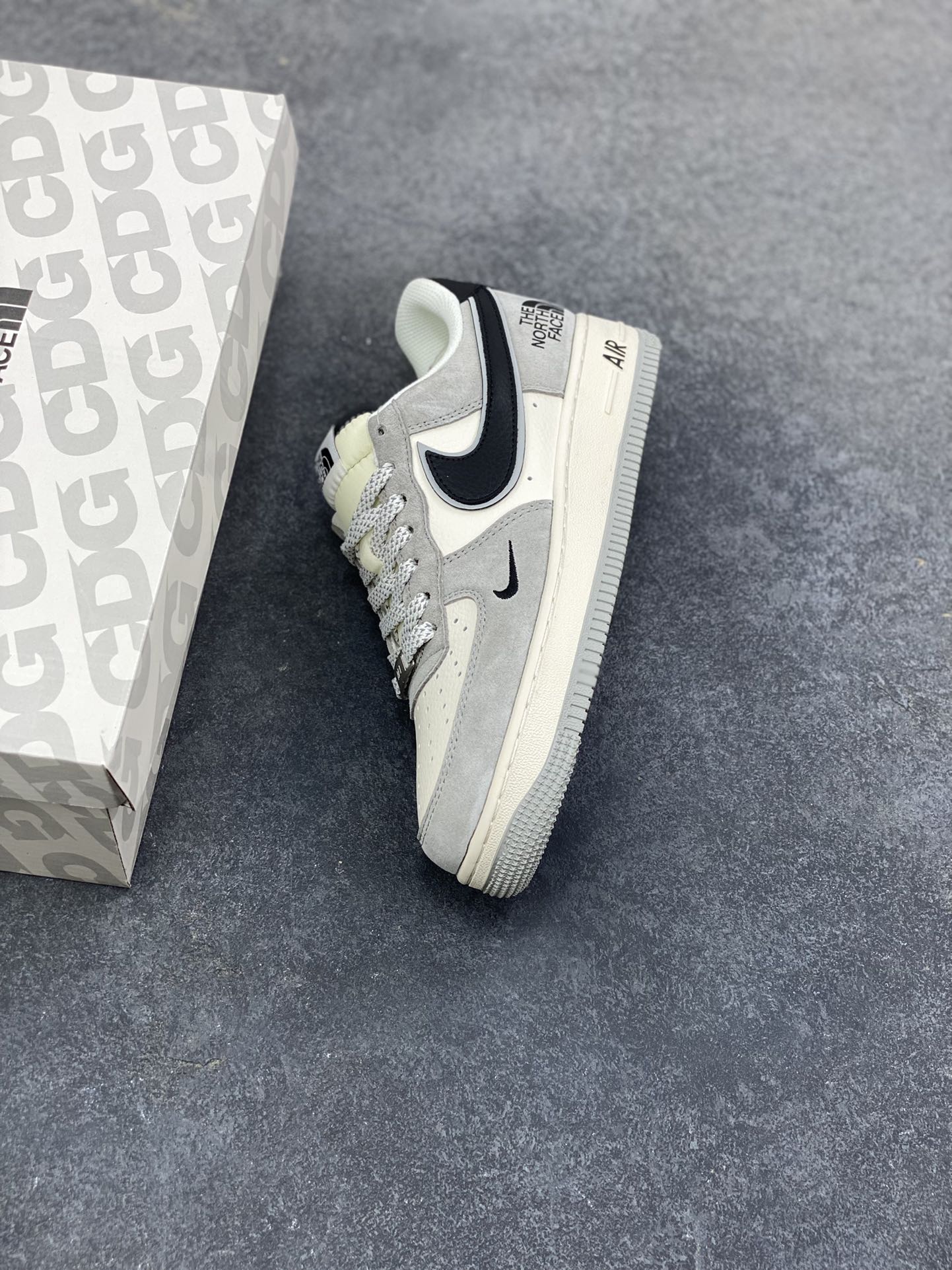 图片[7]-NIke Air Force 1 ‘07 Low “北面联名——灰底灰猪八”空军一号 低帮 运动鞋 休闲鞋 折边针车 工艺难度大 原楦头原纸板 原装鞋盒 定制五金配件 内置全掌气垫 原厂鞋底 货号：XZ6188-763 尺码：36 36.5 37.5 38 38.5 39 40 40.5 41 42 42.5 43 44 44.5 45-选品中心
