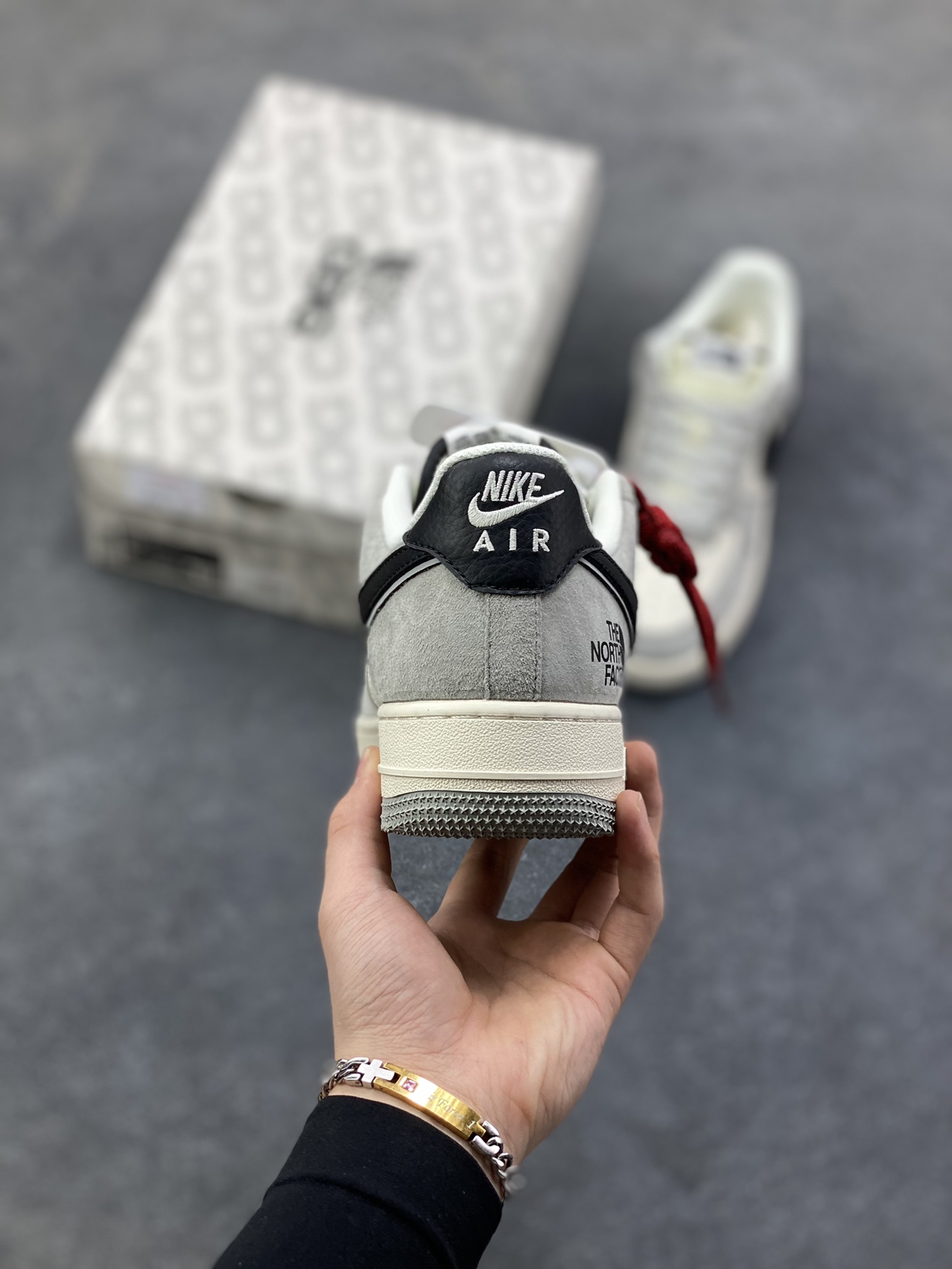 图片[4]-NIke Air Force 1 ‘07 Low “北面联名——灰底灰猪八”空军一号 低帮 运动鞋 休闲鞋 折边针车 工艺难度大 原楦头原纸板 原装鞋盒 定制五金配件 内置全掌气垫 原厂鞋底 货号：XZ6188-763 尺码：36 36.5 37.5 38 38.5 39 40 40.5 41 42 42.5 43 44 44.5 45-选品中心