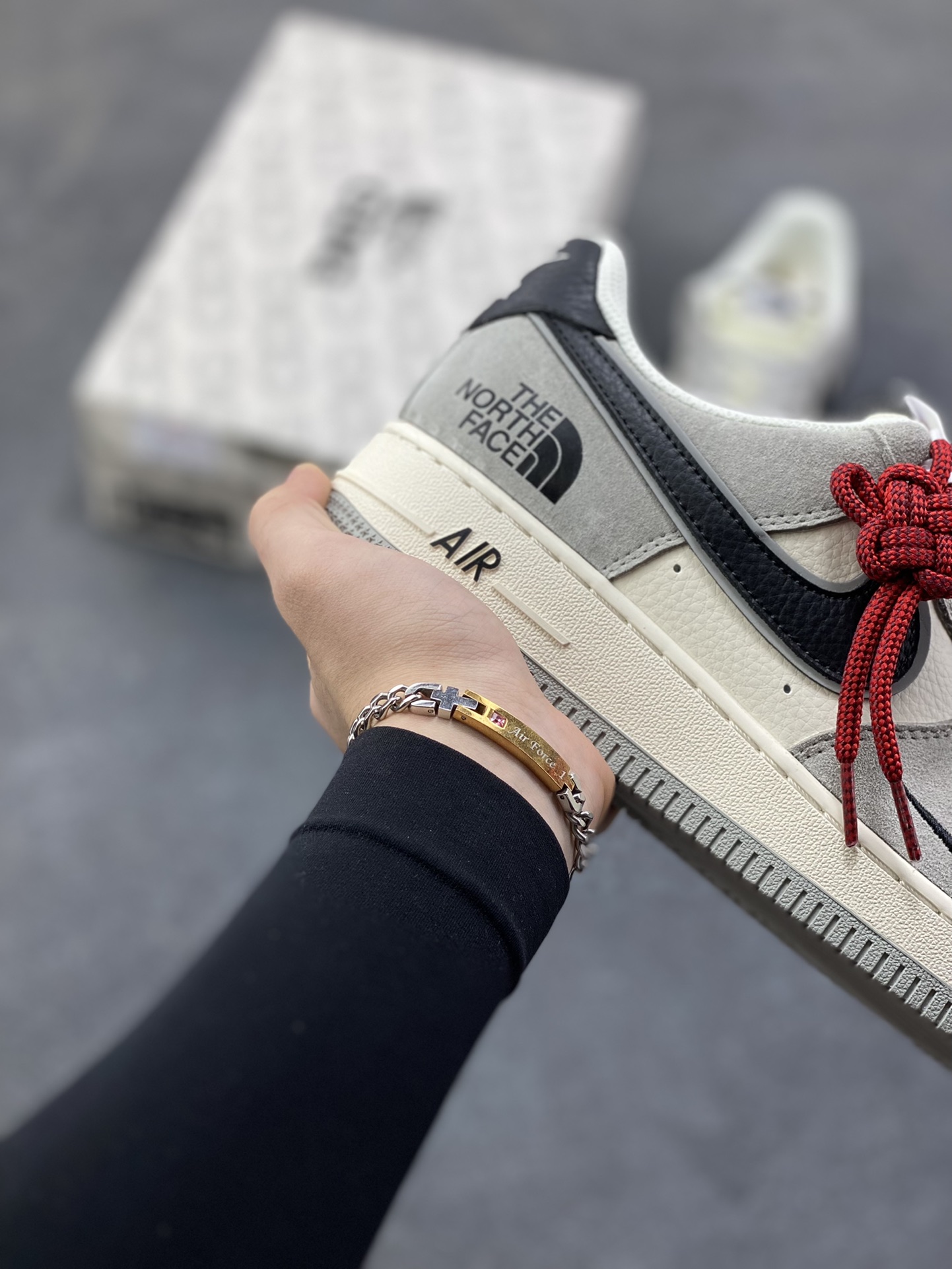 图片[6]-NIke Air Force 1 ‘07 Low “北面联名——灰底灰猪八”空军一号 低帮 运动鞋 休闲鞋 折边针车 工艺难度大 原楦头原纸板 原装鞋盒 定制五金配件 内置全掌气垫 原厂鞋底 货号：XZ6188-763 尺码：36 36.5 37.5 38 38.5 39 40 40.5 41 42 42.5 43 44 44.5 45-选品中心