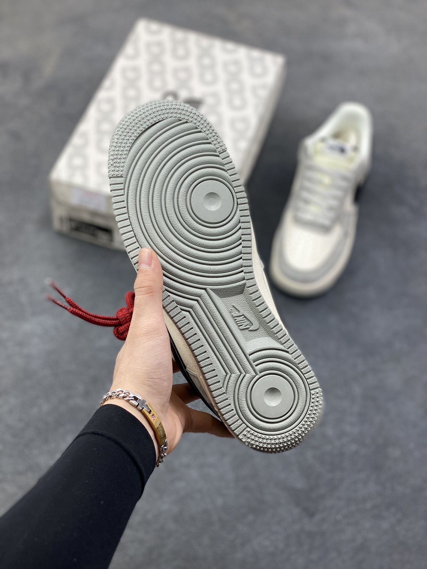 图片[5]-NIke Air Force 1 ‘07 Low “北面联名——灰底灰猪八”空军一号 低帮 运动鞋 休闲鞋 折边针车 工艺难度大 原楦头原纸板 原装鞋盒 定制五金配件 内置全掌气垫 原厂鞋底 货号：XZ6188-763 尺码：36 36.5 37.5 38 38.5 39 40 40.5 41 42 42.5 43 44 44.5 45-选品中心