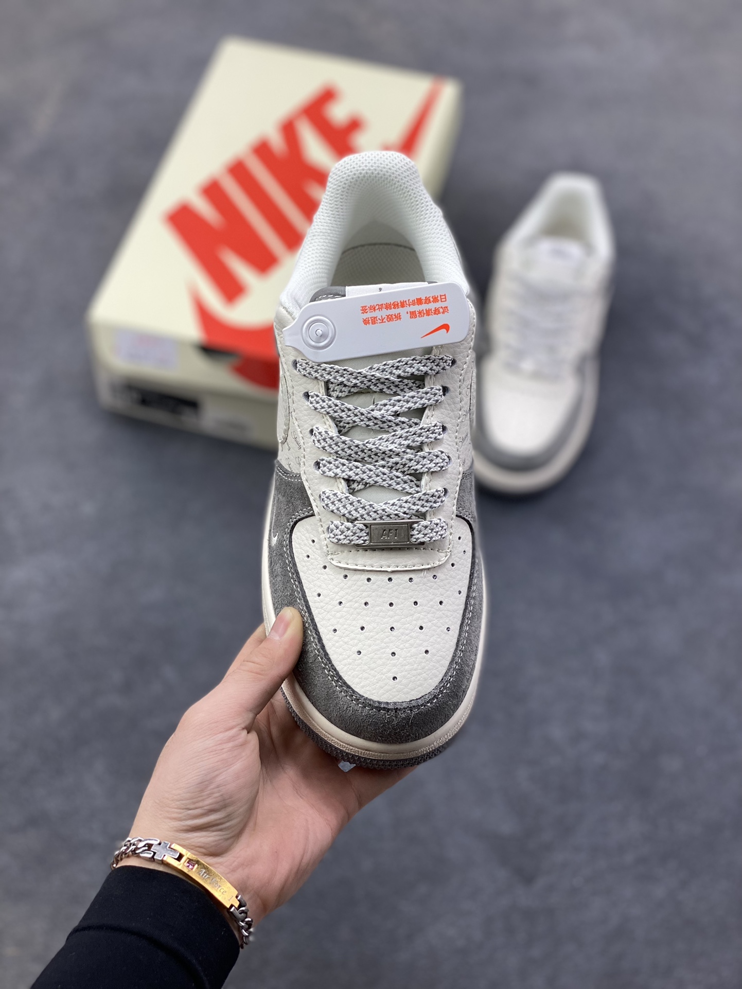 图片[2]-NIke Air Force 1 ‘07 Low “斯图西——简约灰”空军一号 低帮 运动鞋 休闲鞋 折边针车 工艺难度大 原楦头原纸板 原装鞋盒 定制五金配件 内置全掌气垫 原厂鞋底 货号：XZ6188-672 尺码：36 36.5 37.5 38 38.5 39 40 40.5 41 42 42.5 43 44 44.5 45-选品中心
