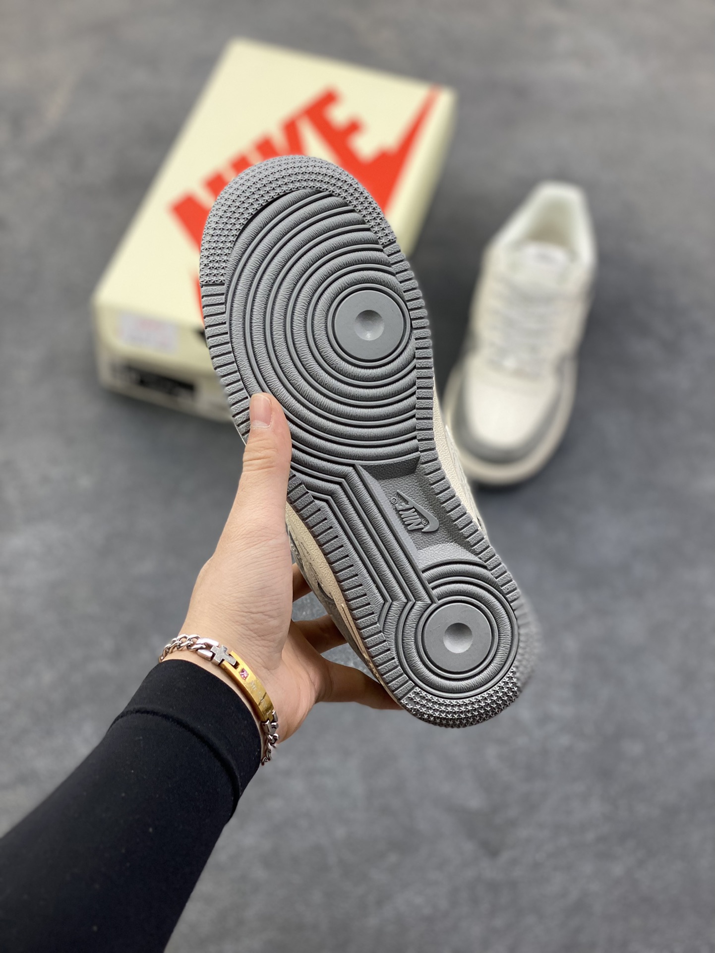 图片[5]-NIke Air Force 1 ‘07 Low “斯图西——简约灰”空军一号 低帮 运动鞋 休闲鞋 折边针车 工艺难度大 原楦头原纸板 原装鞋盒 定制五金配件 内置全掌气垫 原厂鞋底 货号：XZ6188-672 尺码：36 36.5 37.5 38 38.5 39 40 40.5 41 42 42.5 43 44 44.5 45-选品中心