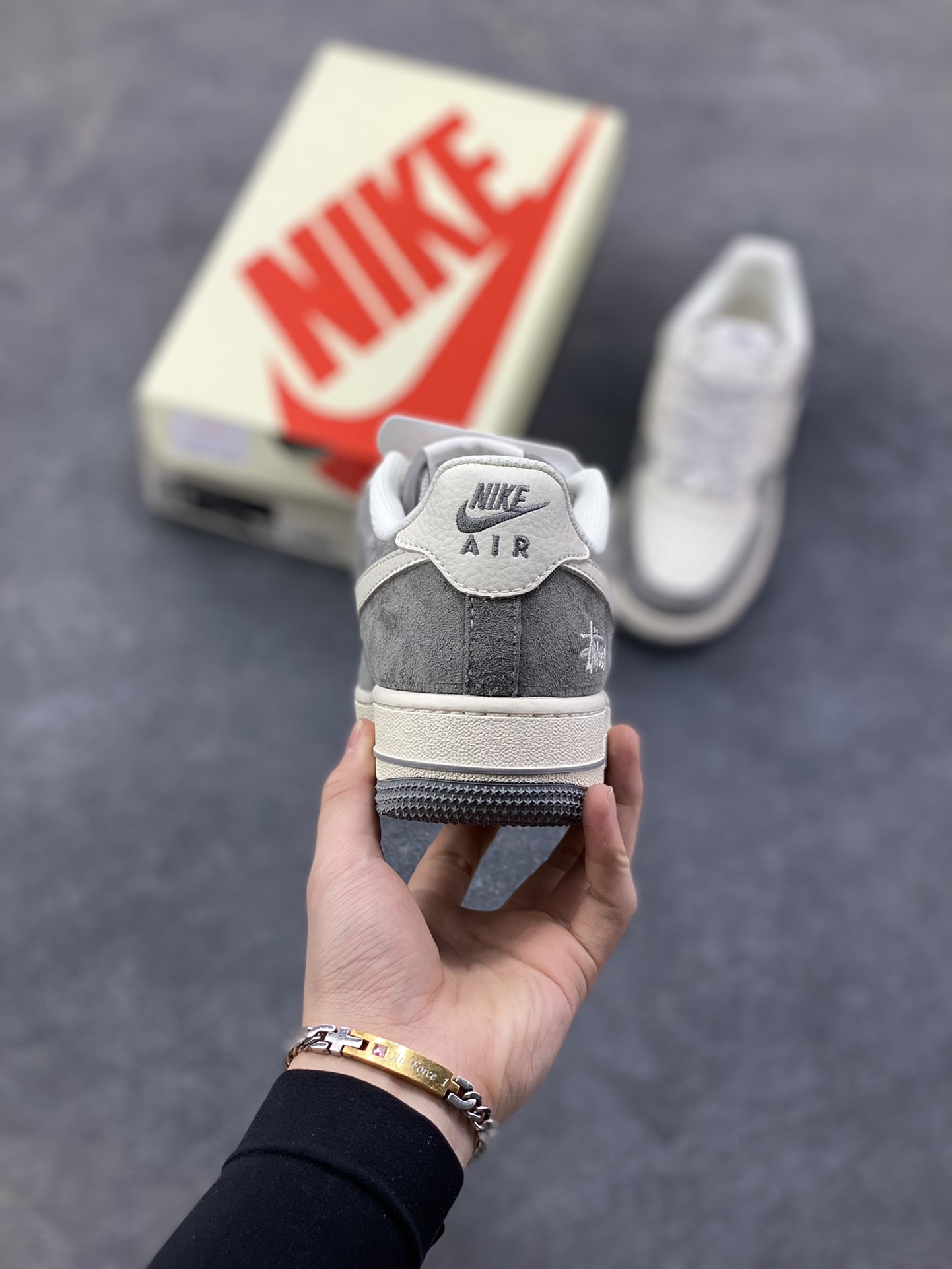 图片[4]-NIke Air Force 1 ‘07 Low “斯图西——简约灰”空军一号 低帮 运动鞋 休闲鞋 折边针车 工艺难度大 原楦头原纸板 原装鞋盒 定制五金配件 内置全掌气垫 原厂鞋底 货号：XZ6188-672 尺码：36 36.5 37.5 38 38.5 39 40 40.5 41 42 42.5 43 44 44.5 45-选品中心