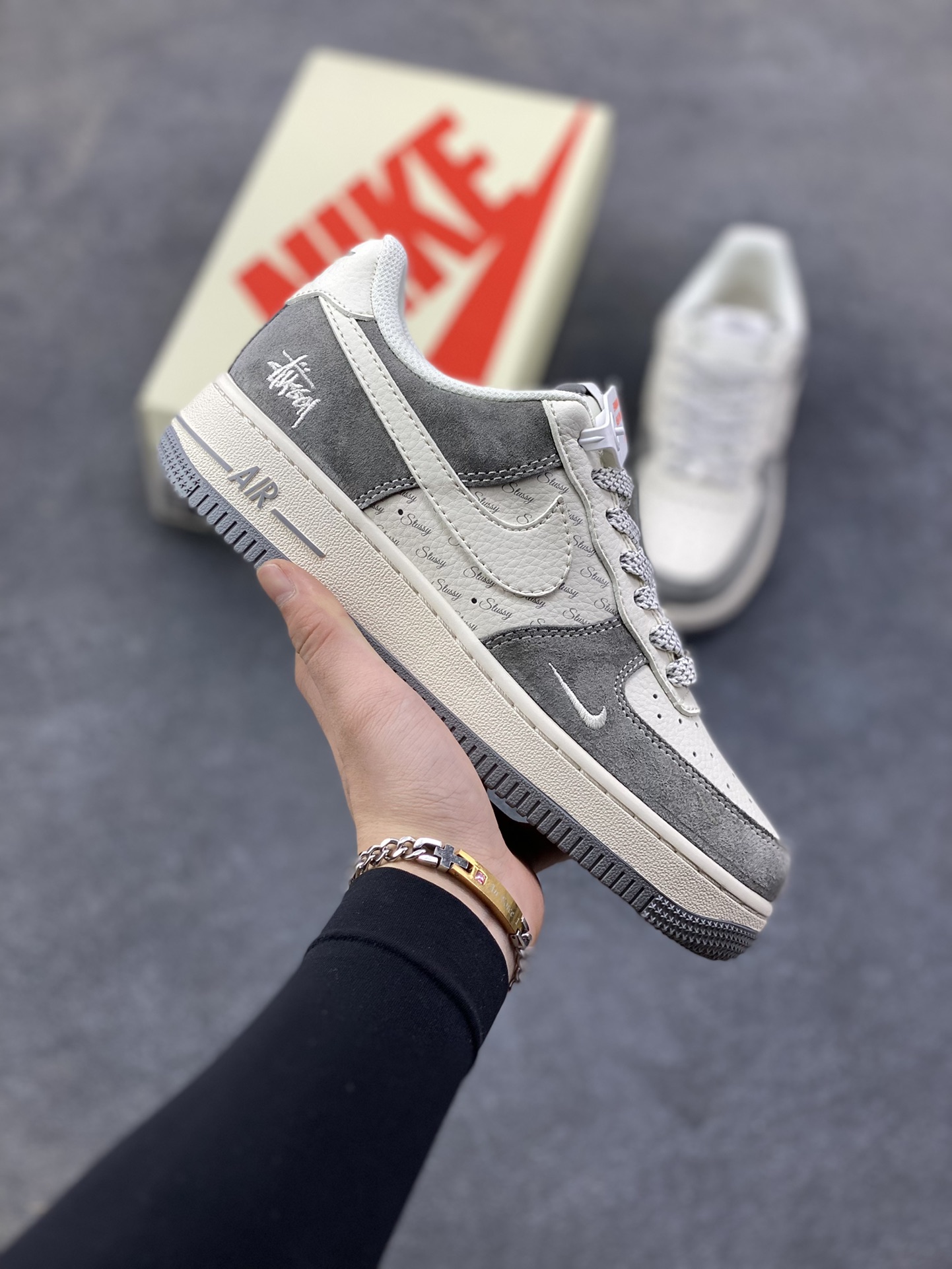 NIke Air Force 1 ‘07 Low “斯图西——简约灰”空军一号 低帮 运动鞋 休闲鞋 折边针车 工艺难度大 原楦头原纸板 原装鞋盒 定制五金配件 内置全掌气垫 原厂鞋底 货号：XZ6188-672 尺码：36 36.5 37.5 38 38.5 39 40 40.5 41 42 42.5 43 44 44.5 45-选品中心