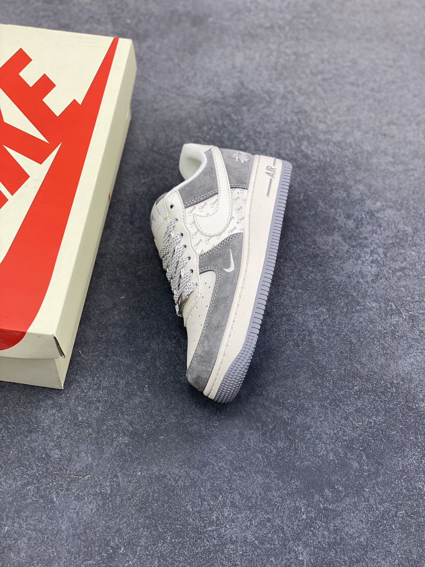 图片[7]-NIke Air Force 1 ‘07 Low “斯图西——简约灰”空军一号 低帮 运动鞋 休闲鞋 折边针车 工艺难度大 原楦头原纸板 原装鞋盒 定制五金配件 内置全掌气垫 原厂鞋底 货号：XZ6188-672 尺码：36 36.5 37.5 38 38.5 39 40 40.5 41 42 42.5 43 44 44.5 45-选品中心