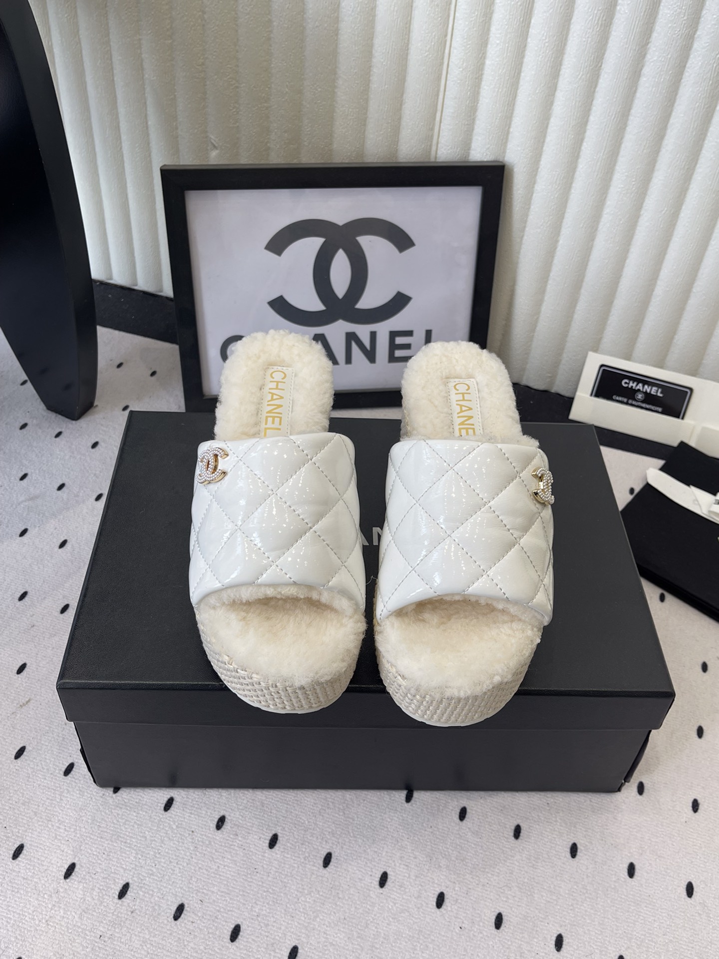 NO:628493,Chanel's new autumn and winter furry slippers. The hand-woven craftsmanship looks very high-end. Double C hardware diamonds are full of nobility. Fashionable and versatile. Imported oil wax leather upper. Sheepskin lining. Original open-molded rhombus outsole. Size: 35-40, furry shoes and slippers, chanel, slippers, sheepskin.19860909Chanel新款秋冬毛毛拖鞋 纯手工编织工艺显得非常高级 双C五金钻贵气感十足 时尚百搭 进口油蜡皮鞋面 羊皮内里 原版开模菱格大底 Size: 35-40,毛毛鞋拖鞋,chanel,slippers,sheepskin,Women's Shoes