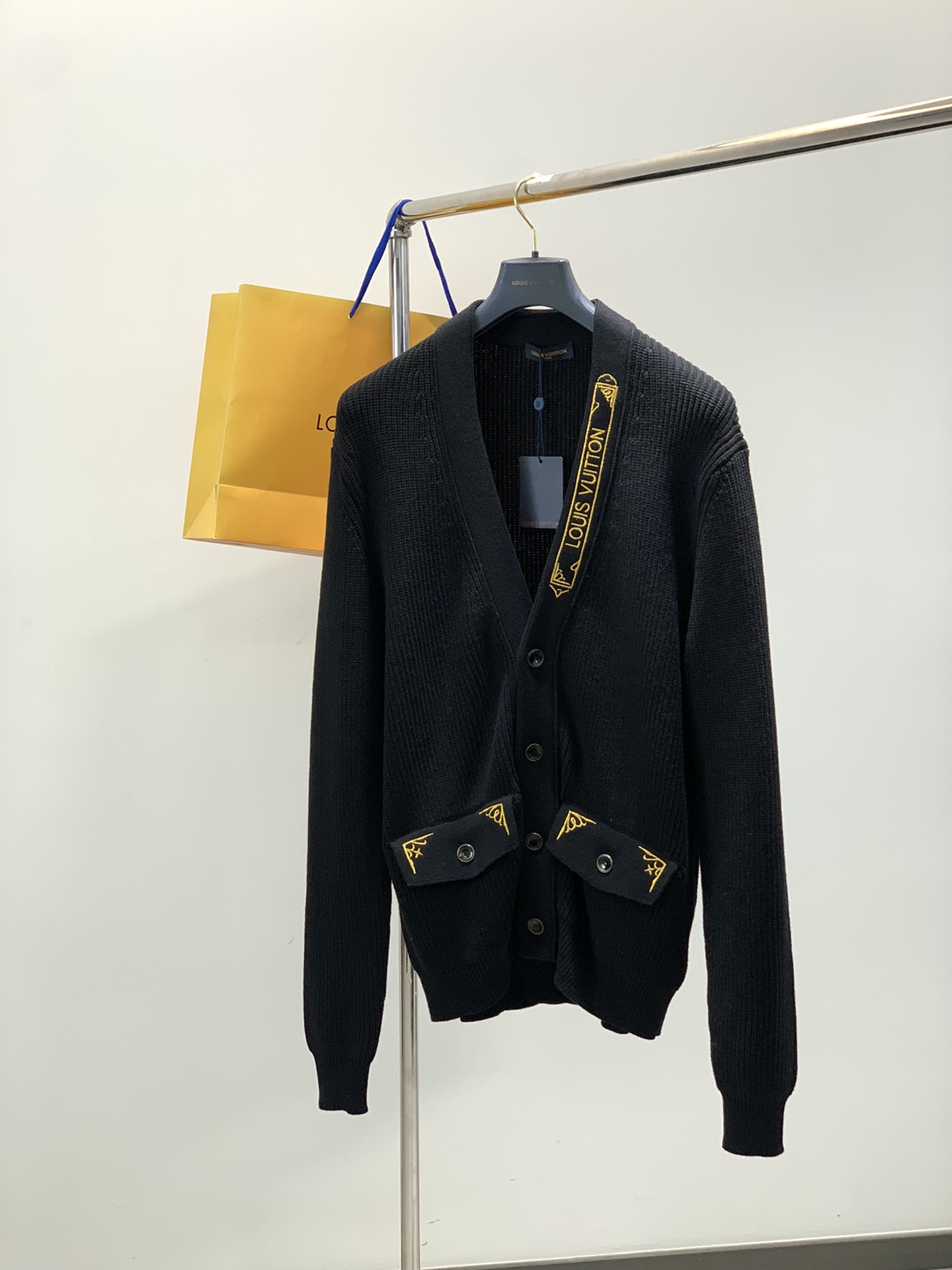 NO:622165,, LouisVuitton Louis Vuitton, the latest winter model, available at counters simultaneously, original order, fashionable and casual knitted cardigan sweater, the upper body is very unique!  Eye-catching and bright, imported original fabrics, top embroidery craftsmanship letter pattern decorative logo, simple yet fashionable, classic atmosphere, comfortable and breathable, handsome and stylish upper body, size M-3XL,, louis vuitton, louis vuitton, sweaters, alexander wang19860909,LouisVuitton 路易威登,冬季最新款,专柜同步有售,原单狠货,时尚休闲针织开衫毛衣,上身很有特点！吸睛而有亮点,进口原版面料,顶级刺绣工艺字母图案装饰Logo,简单而不失时尚,经典大气,舒适透气,上身帅气有型,码数M-3XL,,louis vuitton,louis vuitton,sweaters,alexander wang,Men's clothing