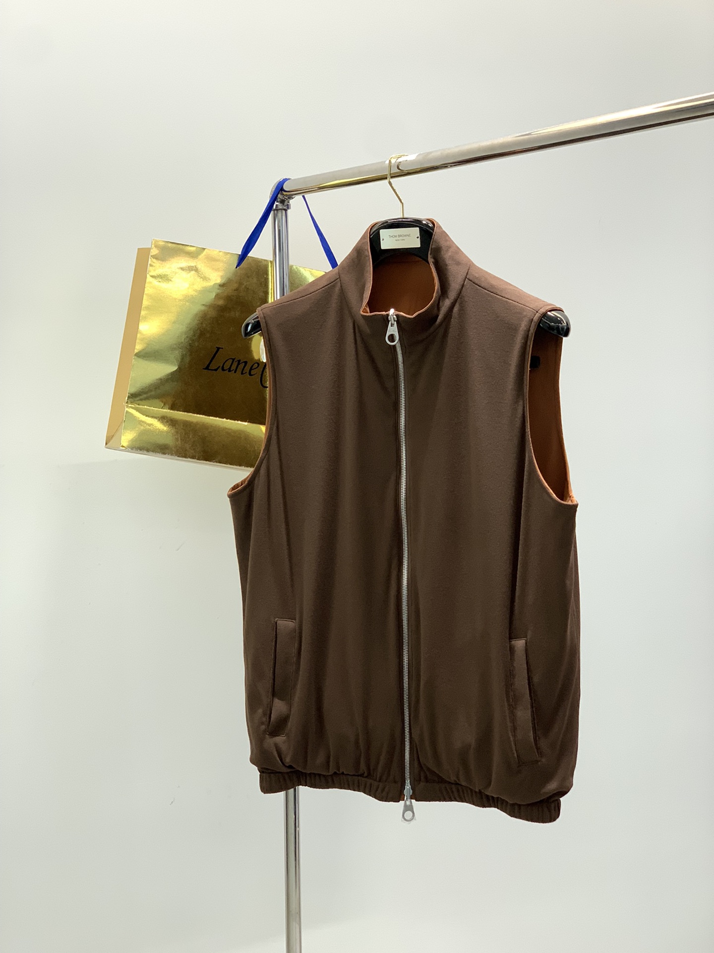 NO:622149,, LP (Loro Piana), the latest autumn product, available at counters at the same time, original order, fashionable and casual reversible vest, using imported original fabrics, top-notch printing technology, letter pattern decoration logo, original hardware accessories decoration, extremely high grade, comfortable and versatile, and the upper body is very handsome!  2 colors recommended, size M-3XL,, loro piana, loro piana, alexander wang19860909,LP(Loro Piana ),秋季最新品,专柜同步有售,原单狠货,时尚休闲两面穿马甲,采用进口原版面料,顶级印花工艺字母图案装饰logo,原版五金辅料装饰,档次极高,舒适百搭,上身帅气十足！2色推荐,码数M-3XL,,loro piana,loro piana,alexander wang,Men's clothing