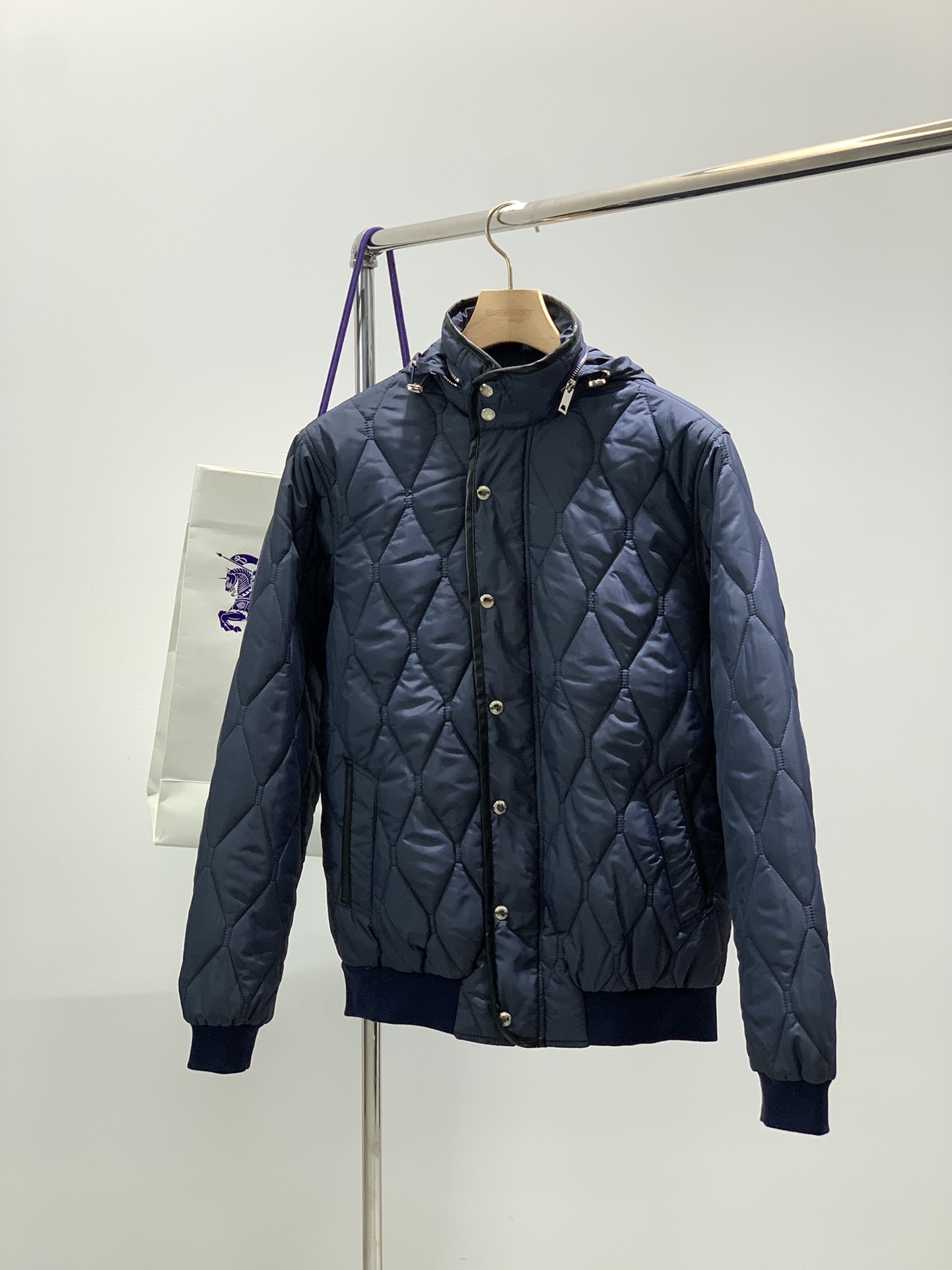 NO:643895,, Burberry, latest winter products, available at counters simultaneously, original goods, fashionable and casual hooded cotton jacket, imported original fabrics, comfortable and breathable upper body, original hardware decoration, extremely high grade, comfortable and versatile, handsome upper body, 3 colors recommended, size M-3XL,, burberry, burberry, jackets & coats, jackets & coats, hats, alexander wang19860909,Burberry 巴宝莉,冬季最新品,专柜同步有售,原单狠货,时尚休闲连帽棉服夹克外套,进口原版面料,上身舒适透气,原版五金辅料装饰,档次极高,舒适百搭,上身帅气十足,3色推荐,码数M-3XL,,burberry,burberry,jackets & coats,jackets & coats,hats,alexander wang,Men's clothing