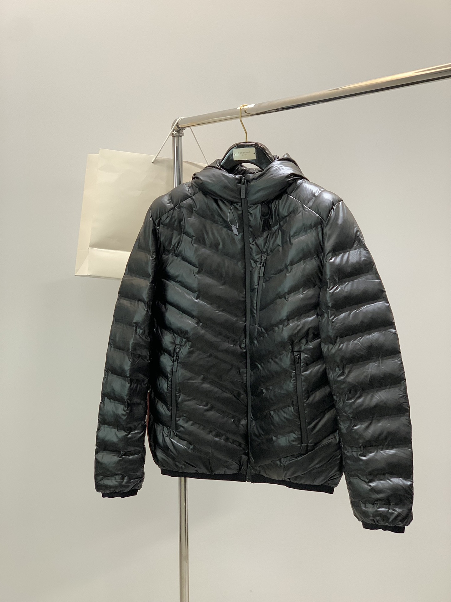 NO:643892,, PRADA, the latest winter products, available at counters simultaneously, fashionable and casual hooded down jacket, imported original fabrics, extremely complicated workmanship, the only channel that can be used as a purchasing agent, top-notch printing letter pattern logo, original hardware accessories decoration, extremely high-grade, comfortable and versatile, handsome and stylish upper body, size S-XL SizeSMLXL, length 66687072, bust 104108112116  Shoulder width 45.54748.550 Sleeve length 63646566,,prada,prada,down jacket,hats,alexander wang19860909,PRADA 普拉达,冬季最新品,专柜同步有售,时尚休闲连帽羽绒服,进口原版面料,做工极为复杂,唯一可以做代购级别的渠道狠货,顶级印胶工艺字母图案logo,原版五金辅料装饰,档次极高,舒适百搭,上身帅气有型,码数S-XL SizeSMLXL 衣长66687072 胸围104108112116 肩宽45.54748.550 袖长63646566,,prada,prada,down jacket,hats,alexander wang,Men's clothing