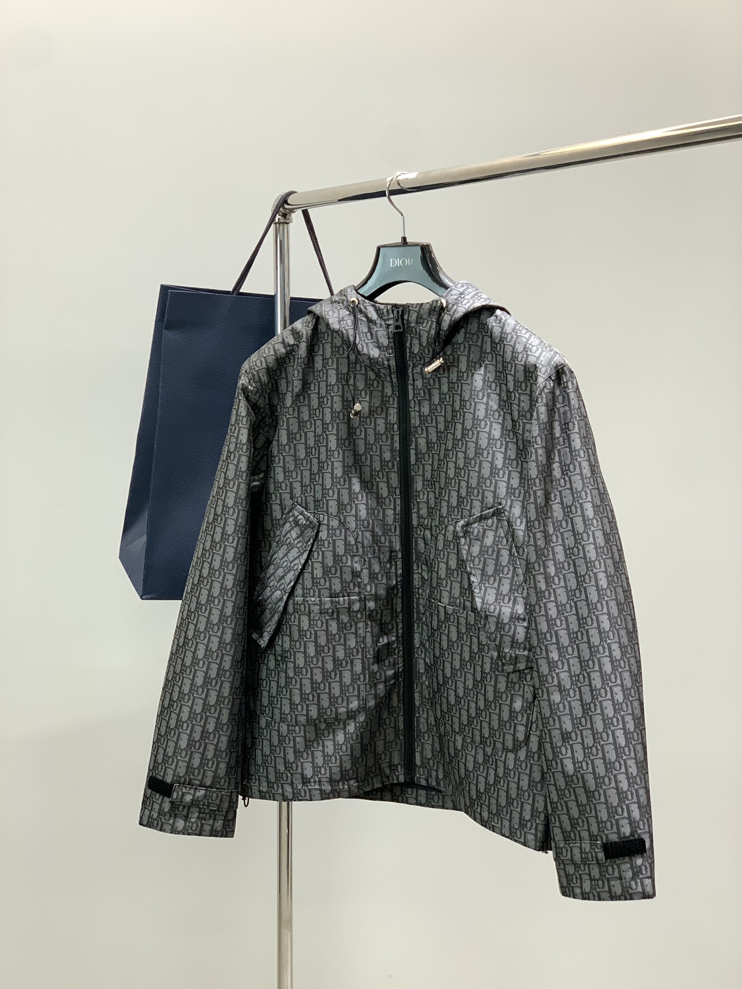 NO:643885,, Dior, new autumn products, available at counters simultaneously, simple and fashionable casual hooded jacket, original imported fabrics, comfortable and breathable, top-notch embroidered letter pattern logo, original hardware accessories decoration, extremely high-grade, unique design, fashionable and handsome upper body!  Size S-XL SizeSMLXL Length 67697173 Chest 112116120124 Shoulder width 47.54950.552 Sleeve length 6064626319860909,Dior 迪奥, 秋季新品,专柜同步有售,简约时尚休闲连帽外套,原版进口面料,舒适透气,顶级刺绣工艺字母图案logo,原版五金辅料装饰,档次极高,独特设计,上身时尚帅气！码数S-XL SizeSMLXL 衣长67697173 胸围112116120124 肩宽47.54950.552 袖长60646263,,dior,dior,jackets & coats,hats,alexander wang,Men's clothing