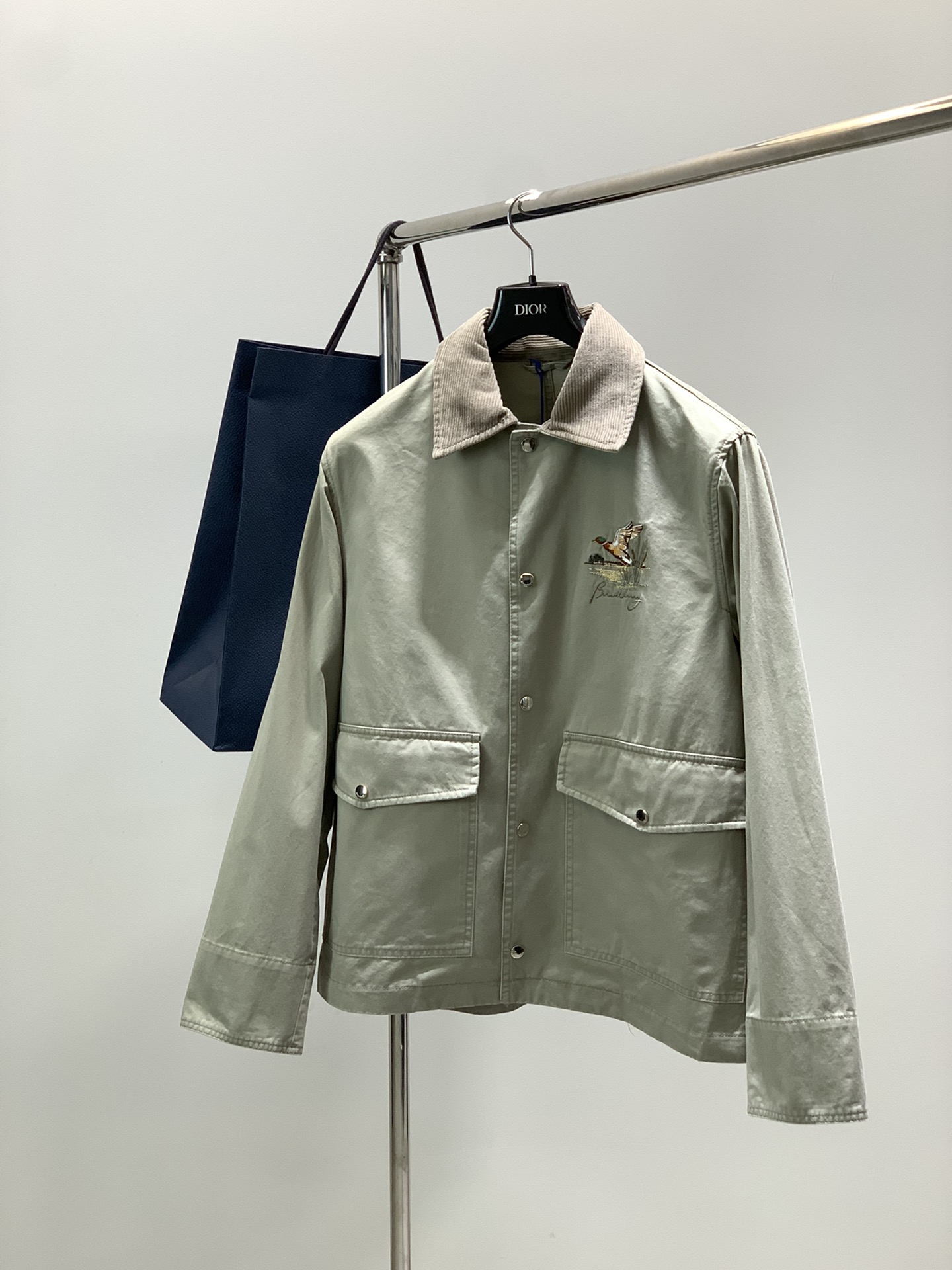 NO:643903,, Dior, new autumn products, available at counters at the same time, simple and fashionable casual lapel jacket, original imported fabrics, comfortable and breathable, top-notch embroidered letter pattern logo, original hardware accessories decoration, extremely high-grade, unique design, fashionable and handsome upper body!  Size S-XL SizeSMLXL Length 68707274 Bust 112116120124 Shoulder width 4546.54849.5 Sleeve length 64656667,,dior,dior,jackets & coats,alexander wang19860909,Dior 迪奥, 秋季新品,专柜同步有售,简约时尚休闲翻领外套,原版进口面料,舒适透气,顶级刺绣工艺字母图案logo,原版五金辅料装饰,档次极高,独特设计,上身时尚帅气！码数S-XL SizeSMLXL 衣长68707274 胸围112116120124 肩宽4546.54849.5 袖长64656667,,dior,dior,jackets & coats,alexander wang,Men's clothing