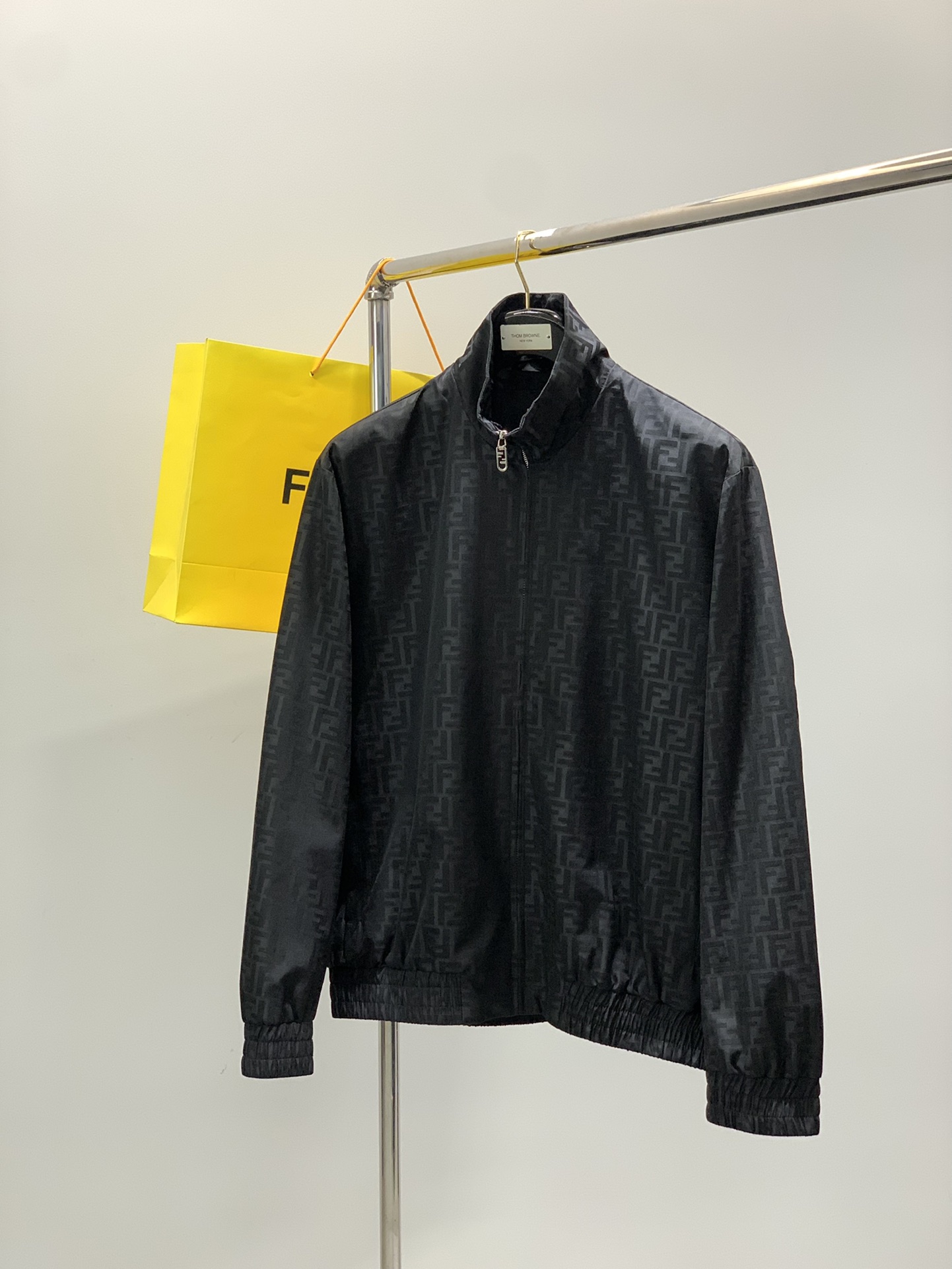 NO:643880,, FENDI Fendi, the latest autumn products, available at counters simultaneously, original goods, fashionable casual jackets, imported original fabrics, top-quality jacquard crafts letter pattern logo, original hardware accessories decoration, unique design, comfortable and breathable upper body, extremely high grade, handsome upper body, 3 colors recommended, code number S-XL Size46485052, length 65676971, bust 117121125129  Shoulder width 47.54950.552 Sleeve length 61626364,,fendi,fendi,jackets & coats,jackets & coats,alexander wang19860909,FENDI 芬迪,秋季最新品,专柜同步有售,原单狠货,时尚休闲夹克外套,进口原版面料,顶级提花工艺字母图案logo,原版五金辅料装饰,独特设计,上身舒适透气,档次极高,上身帅气十足,3色推荐,码数S-XL Size46485052 衣长65676971 胸围117121125129 肩宽47.54950.552 袖长61626364,,fendi,fendi,jackets & coats,jackets & coats,alexander wang,Men's clothing